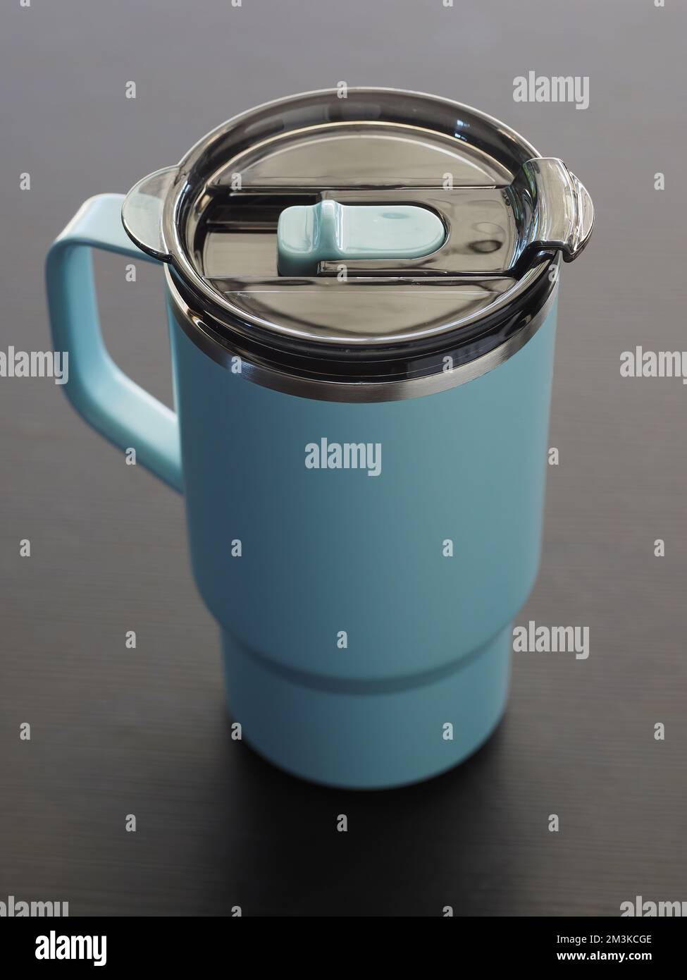 Thermosbecher aus blauem Aluminium auf Holztisch. Stockfoto