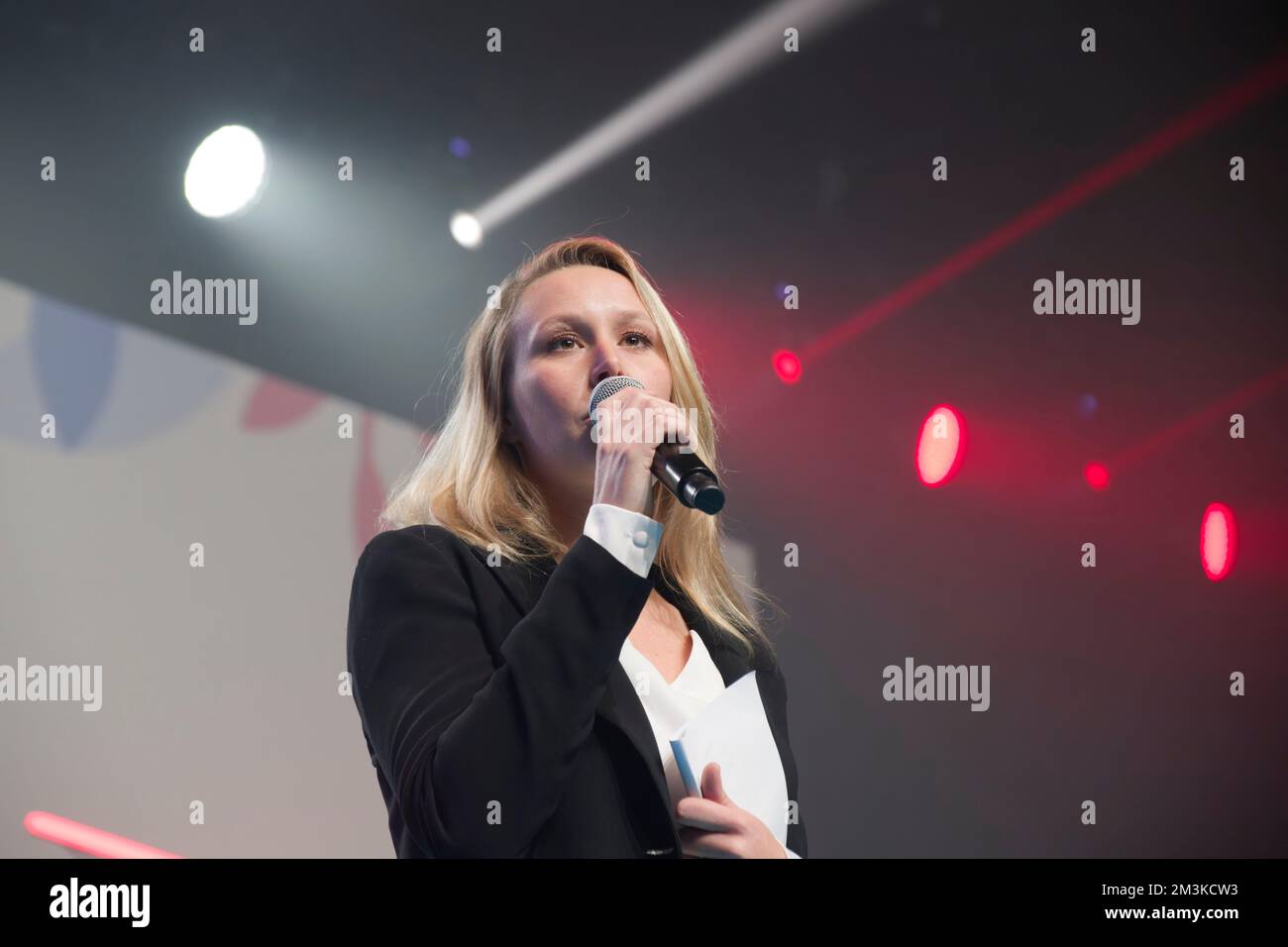 Paris, Frankreich. 4. Dezember 2022. Marion Marechal spricht auf der Jahrestagung der Wiedervereinigung im Palais des Sports de Paris, Frankreich. Stockfoto