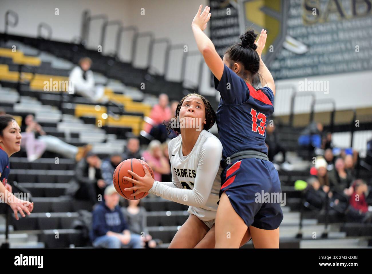 USA. Ein Spieler postet, um in der Nähe der Abwehrbemühungen eines Gegners Punkte zu erzielen Stockfoto