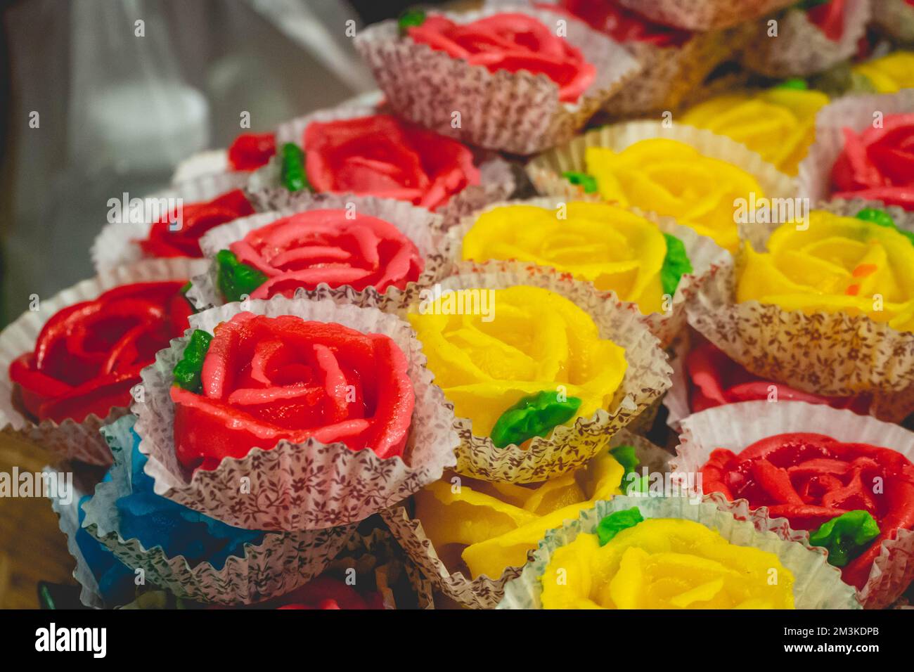 Thailändisches Dessert namens "Arlua" sieht aus wie eine Blume. Wurde beim Loi-Krathong-Festival verkauft Stockfoto