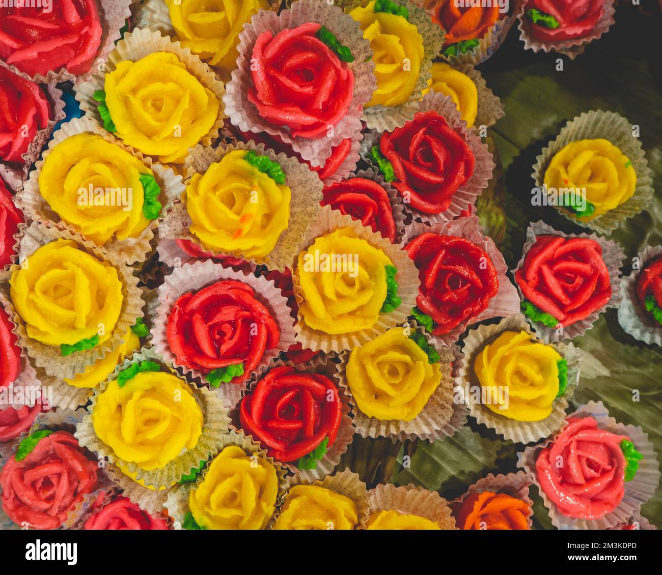 Thailändisches Dessert namens "Arlua" sieht aus wie eine Blume. Wurde beim Loi-Krathong-Festival verkauft Stockfoto