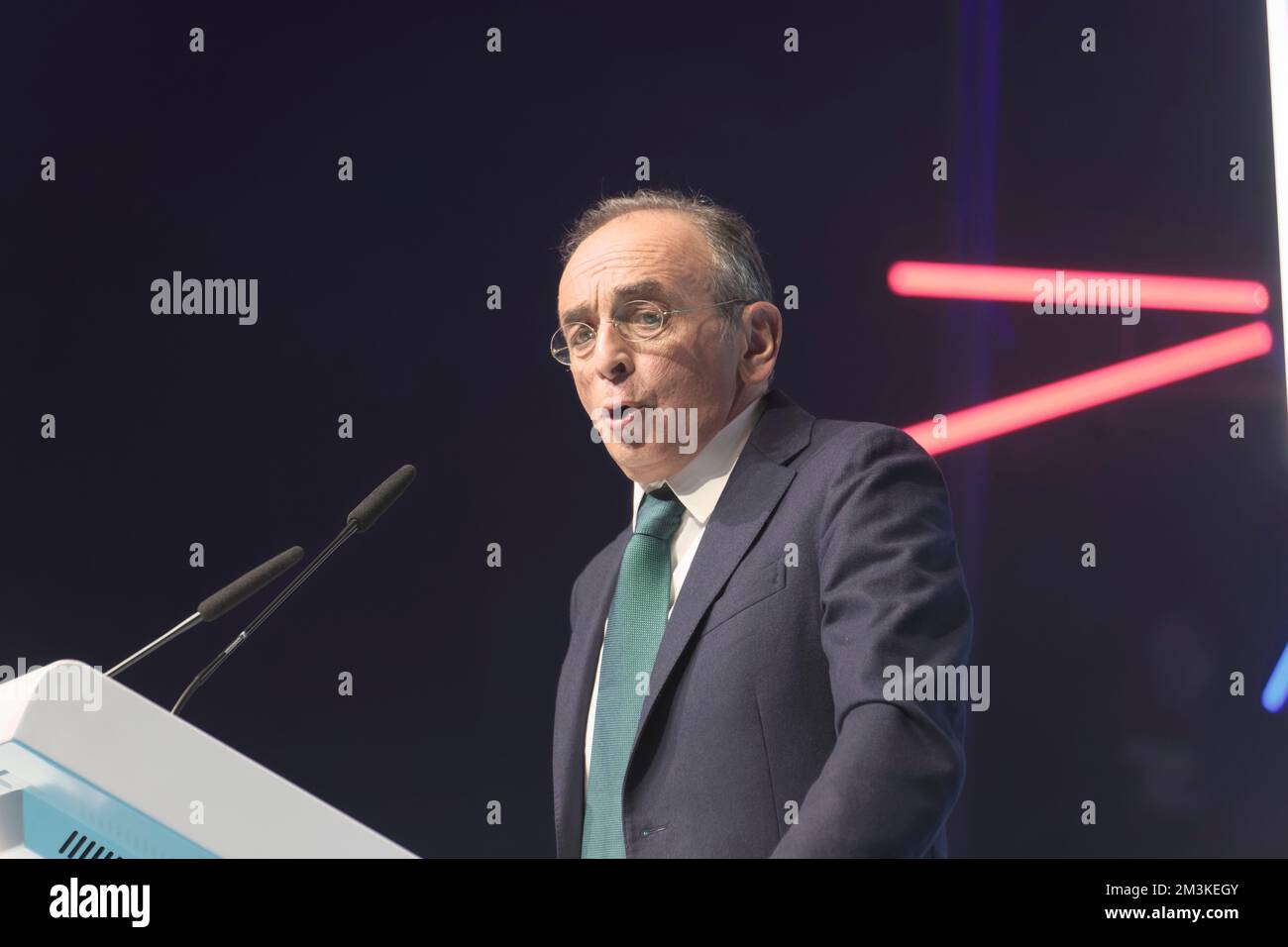 Paris, Frankreich. 4. Dezember 2022. Eric Zemmour spricht auf der Jahrestagung der Wiedervereinigung im Palais des Sports de Paris, Frankreich. Stockfoto