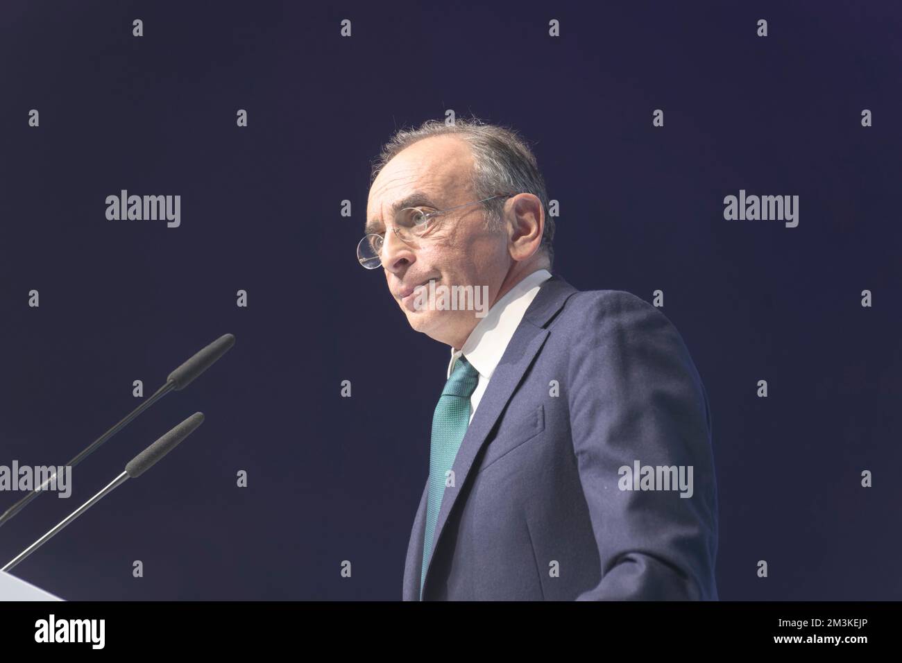 Paris, Frankreich. 4. Dezember 2022. Eric Zemmour spricht auf der Jahrestagung der Wiedervereinigung im Palais des Sports de Paris, Frankreich. Stockfoto