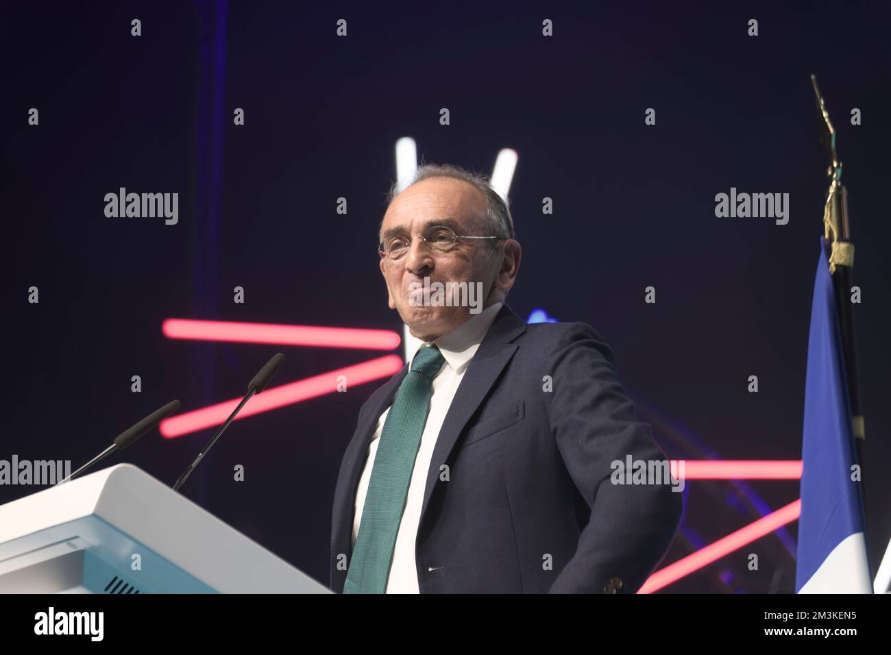 Paris, Frankreich. 4. Dezember 2022. Eric Zemmour spricht auf der Jahrestagung der Wiedervereinigung im Palais des Sports de Paris, Frankreich. Stockfoto