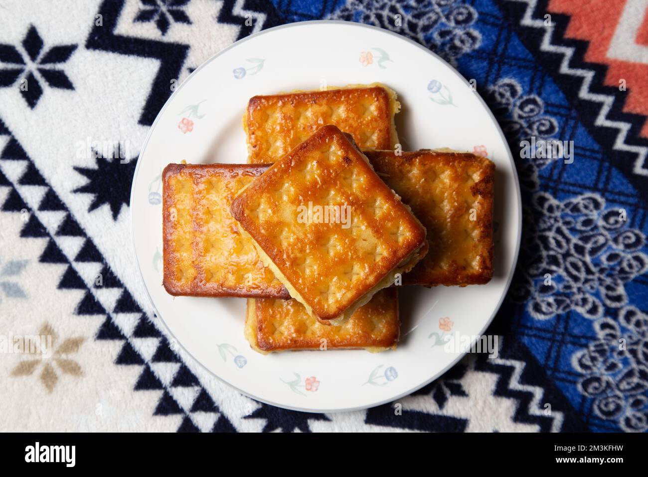 Gabinkuchen gefüllt mit Klebeband, ein traditionelles Essen aus Samarinda City, Ost-Kalimantan, ordentlich auf einem Tisch mit Teller angeordnet Stockfoto