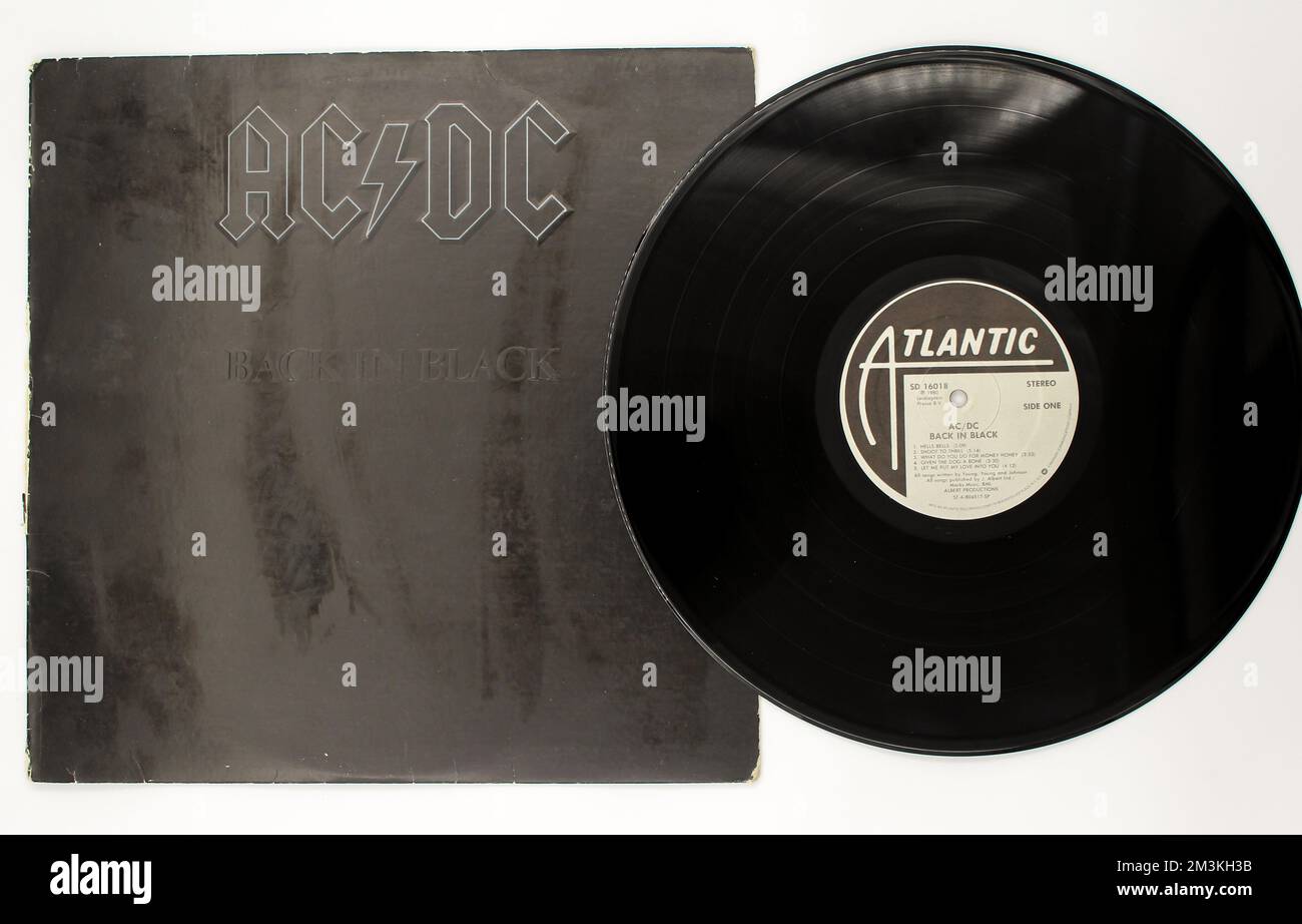 Australische Classic-Rockband, ACDC-Musikalbum auf Vinyl-Schallplatte. Album-Cover mit dem Titel Back in Black Stockfoto
