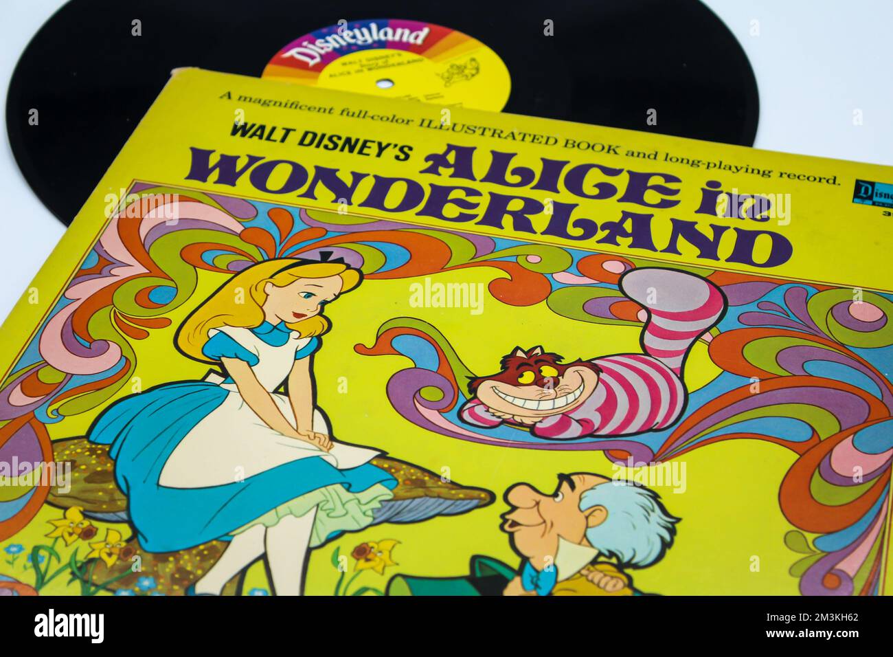 Alice in Wonderland Disney Movie Soundtrack Musikalbum auf Vinyl Nehmen Sie LP-Discs auf weißem, isoliertem Hintergrund auf Stockfoto