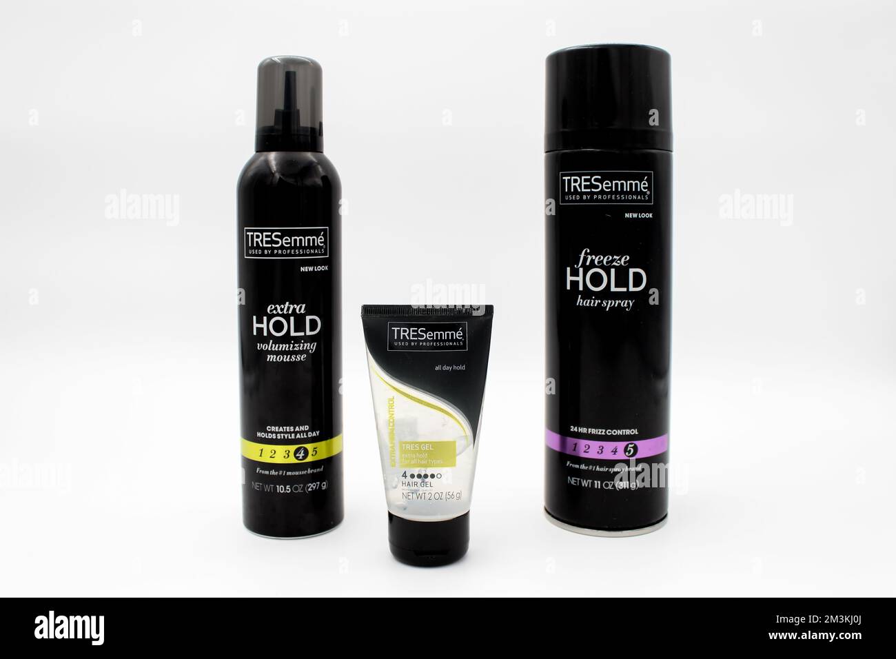 Isolierte Flaschen Tresemme Haarspray, Mousse und Gel, die von Profis verwendet werden. Tresemme ist eine beliebte Haarpflegemarke in Gesundheits- und Schönheitsgeschäften Stockfoto