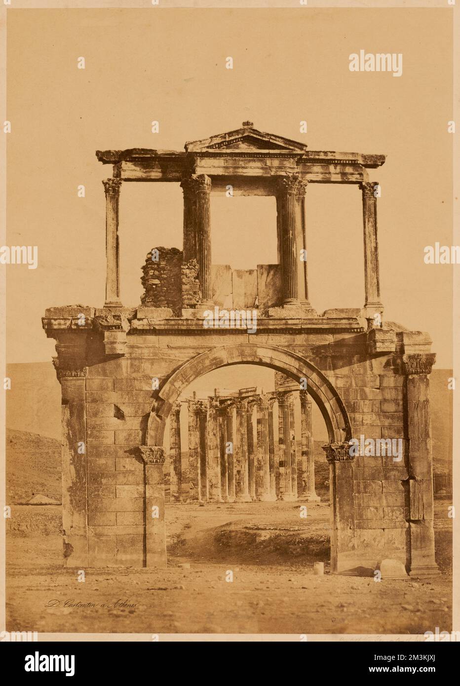 Teil des Tempels des Jupiter Olympius, der sich auf der E-Seite der Akropolis befindet , griechische Tempel, archäologische Stätten, Bögen, Tore, Arch of Hadrian Athen, Griechenland, Olympieion Athen, Griechenland. Nicholas Catsimpoolas Kollektion Stockfoto