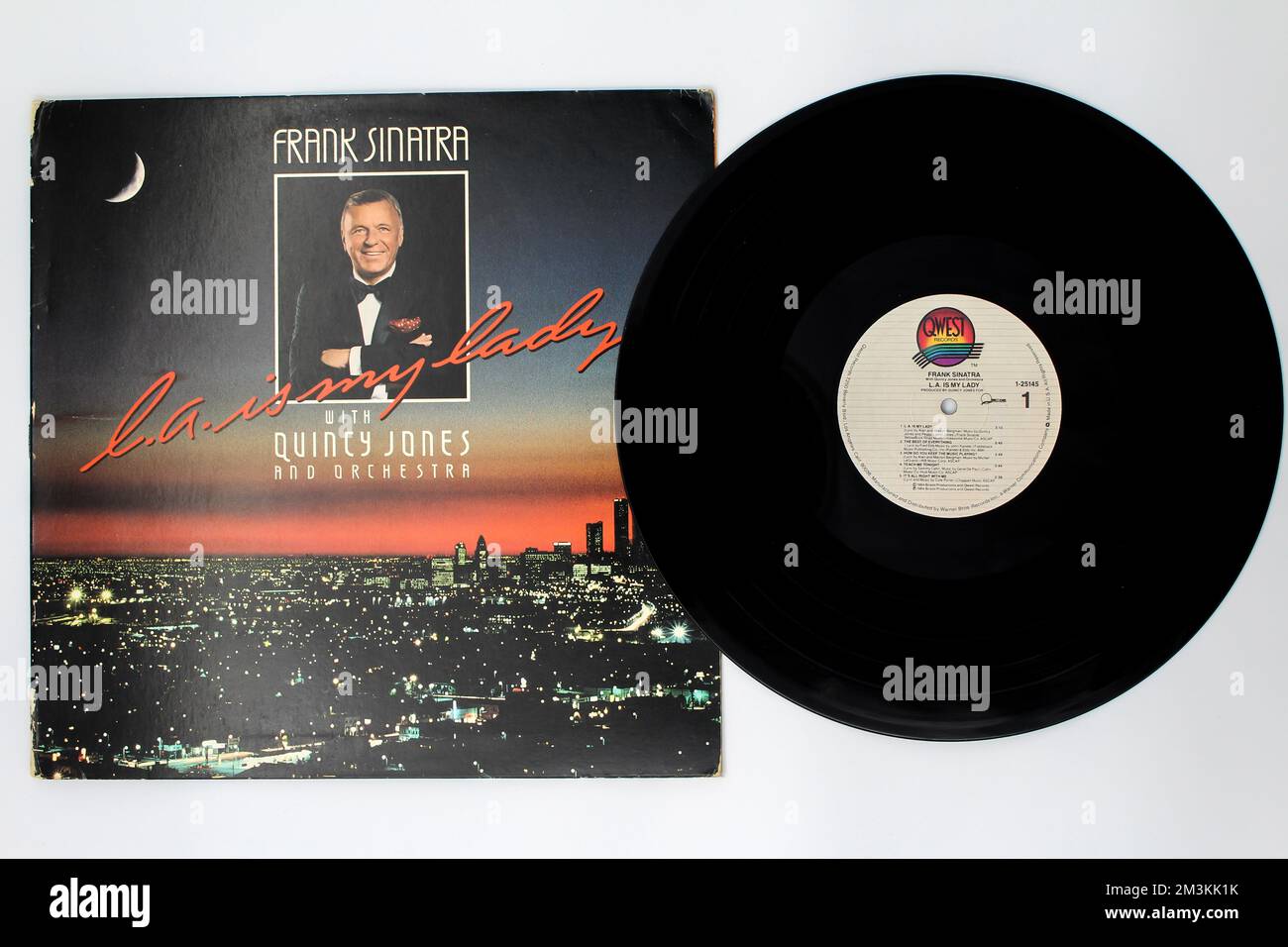 L.A. Is My Lady ist das 57. Und letzte Solo-Studio-Album von Frank Sinatra, das 1984 veröffentlicht und von Quincy Jones auf Schallplatten-LP-Disc produziert wurde. Stockfoto