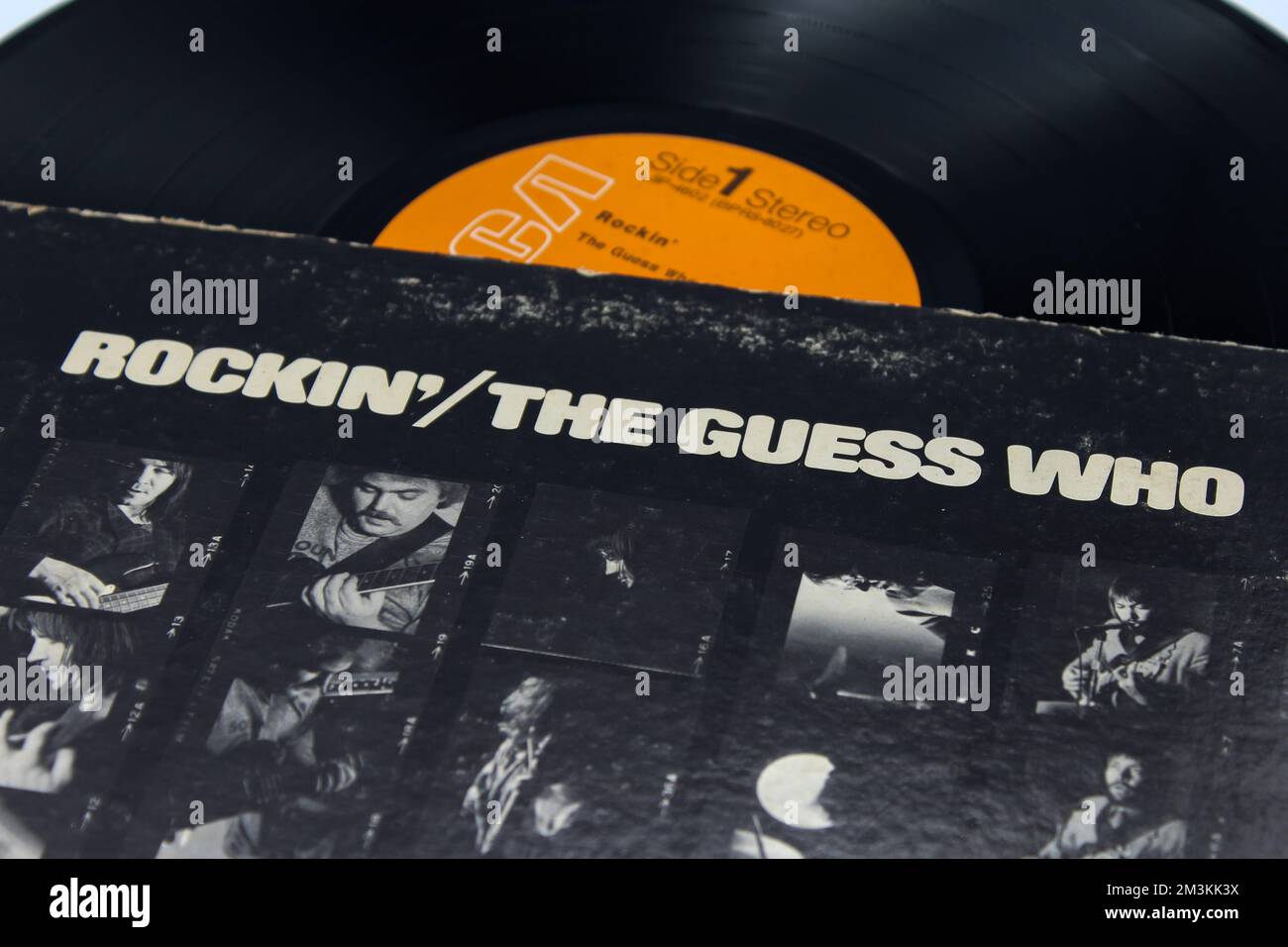 Psychedelischer Rock und Hard Rock Band, The Guess Who Musikalbum auf Vinyl LP Disc. Titel: Rockin' Album Cover Stockfoto