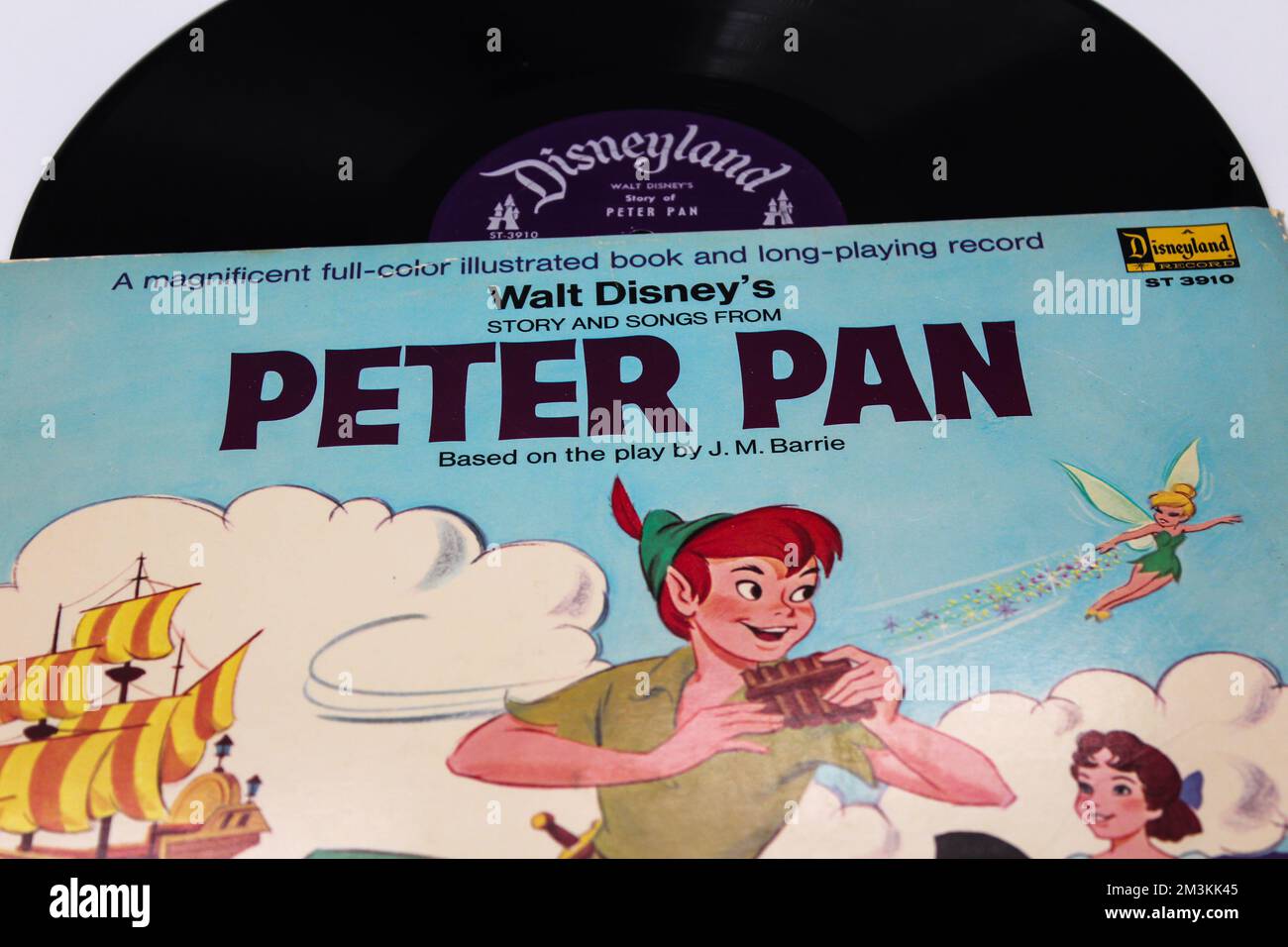 Peter Pan ist ein amerikanischer animierter Abenteuerfantasiefilm aus dem Jahr 1953, produziert von Walt Disney Productions auf einer Schallplatten-lp-Disc. Stockfoto