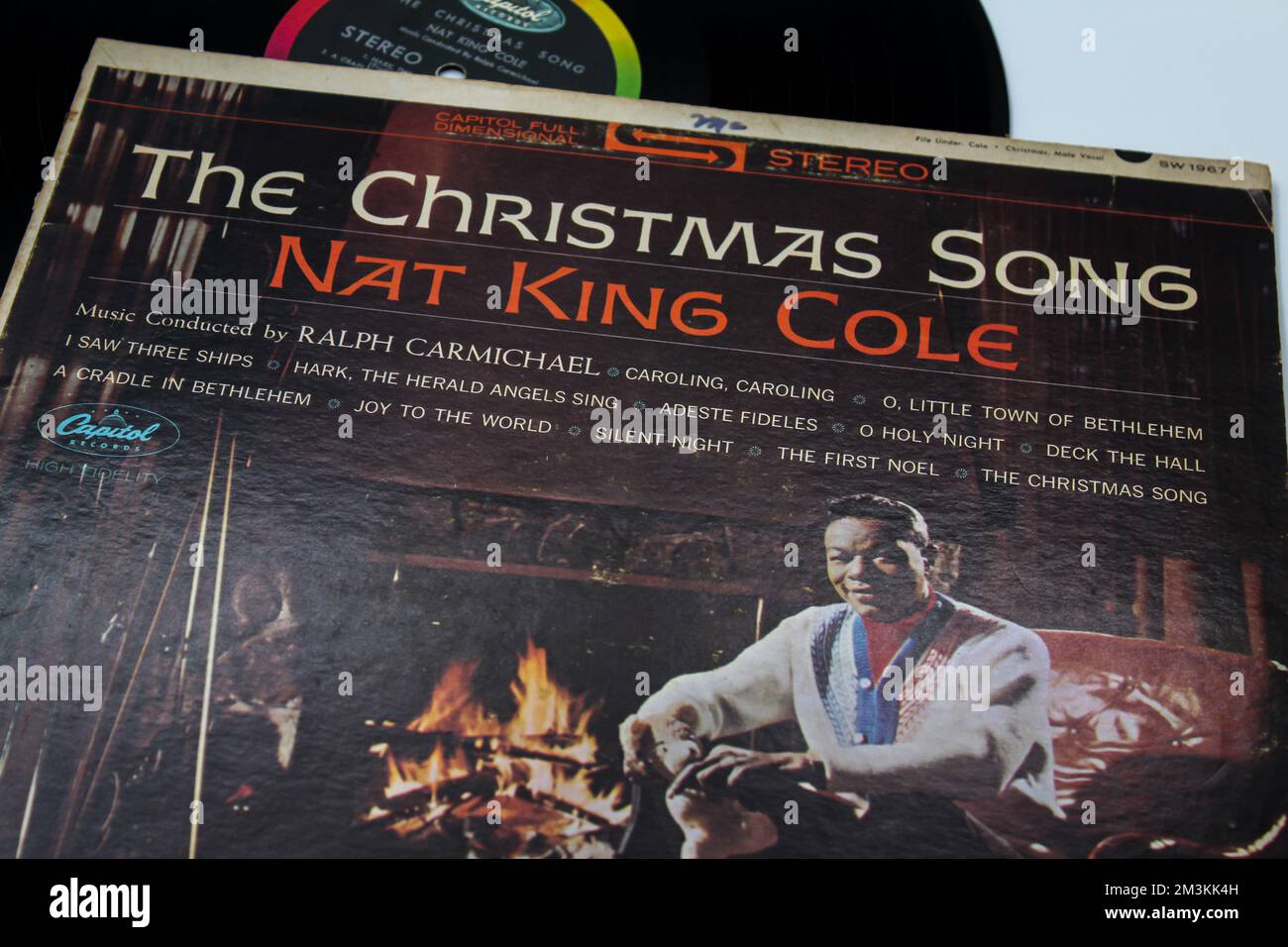 Jazzkünstler, Nat King Cole Musikalbum auf Schallplatten-LP-Disc. Titel: Das Cover des Christmas Song Albums Stockfoto