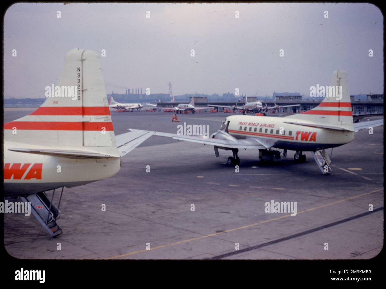 Passagierflugzeuge, Flugzeuge, Fluggesellschaften, Flughäfen, Trans World Airlines, Logan International Airport. Edmund L. Mitchell Kollektion Stockfoto