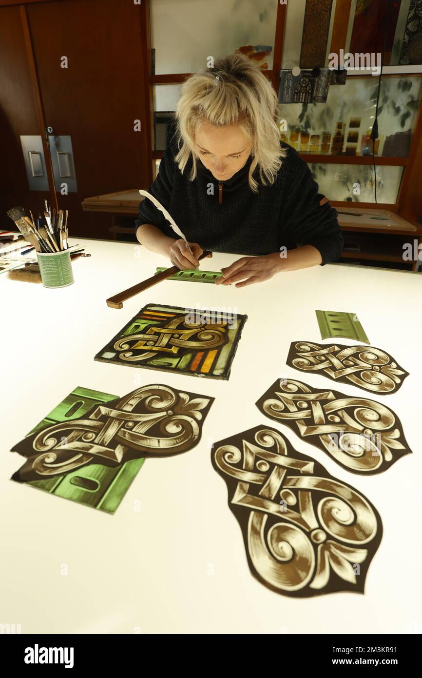 15. Dezember 2022, Sachsen-Anhalt, Quedlinburg: Restauriererin Petra Ullrich verwendet eine Ätztechnik mit einem Federstift, um in der Schneemelcher-Glaswerkstatt in Quedlinburg an einem bleihaltigen Glasfenster zu arbeiten. Die Glaswerkstatt besteht seit 1886 und wird von der vierten Generation der Schneemelcher-Familie betrieben. Nach eigenen Angaben ist das Unternehmen eine der größten Glasmalerei in Deutschland. Das Angebot des traditionellen Unternehmens umfasst künstlerische Glasveredelung, Restaurierung von Buntglas und bleihaltigem Glas sowie Flur- und Industrieglasung. Unter den ch Stockfoto 15. Dezember 2022, Sachsen-Anhalt, Quedlinburg: Restauriererin Petra Ullrich verwendet eine Ätztechnik mit einem Federstift, um in der Schneemelcher-Glaswerkstatt in Quedlinburg an einem bleihaltigen Glasfenster zu arbeiten. Die Glaswerkstatt besteht seit 1886 und wird von der vierten Generation der Schneemelcher-Familie betrieben. Nach eigenen Angaben ist das Unternehmen eine der größten Glasmalerei in Deutschland. Das Angebot des traditionellen Unternehmens umfasst künstlerische Glasveredelung, Restaurierung von Buntglas und bleihaltigem Glas sowie Flur- und Industrieglasung. Unter den ch Stockfoto