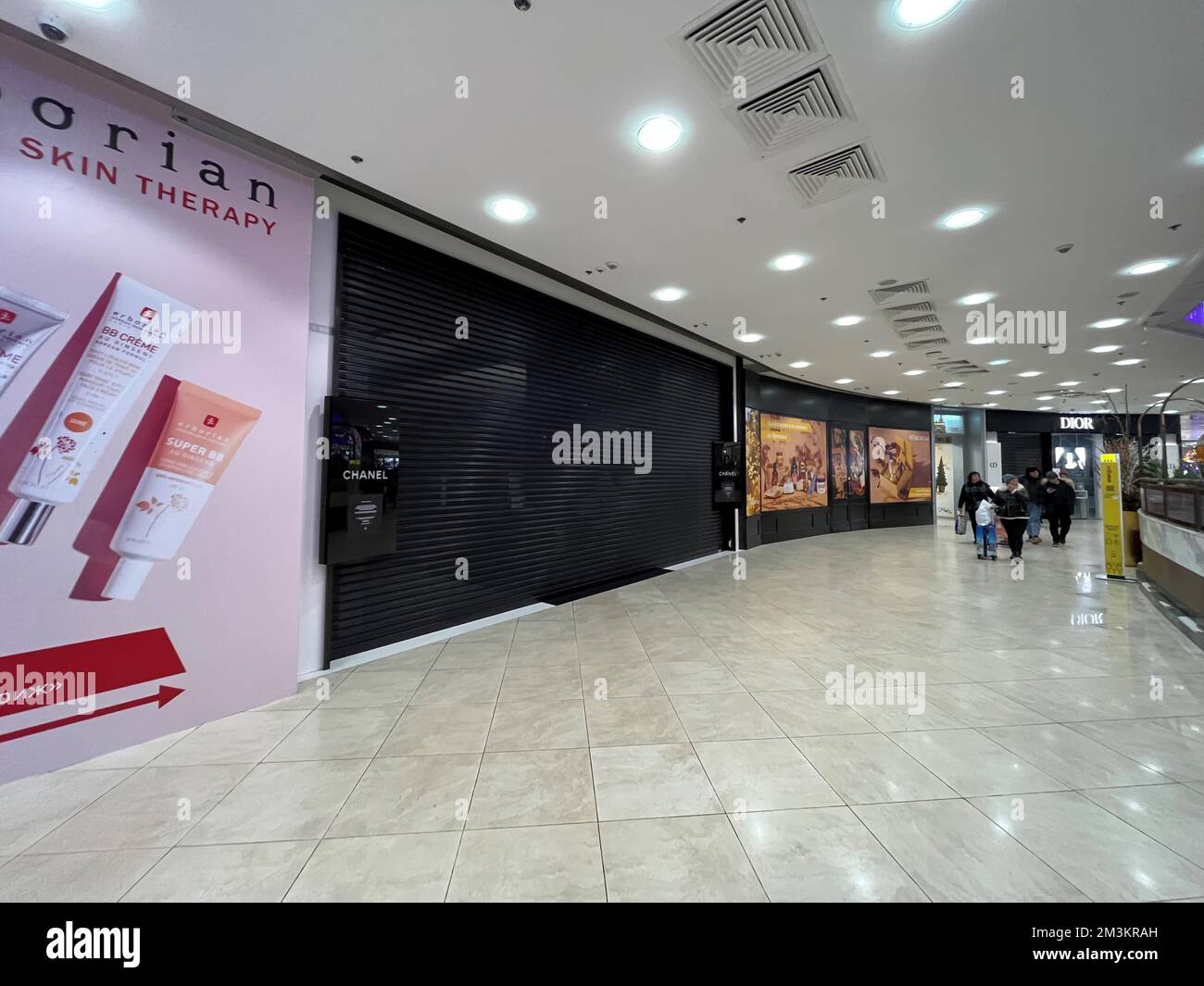 Moskau, Russland. 15.. Dezember 2022. Es gibt kaum Leute in einer Einkaufspassage im Yevropeysky Shopping Center. Viele Boutiquen und Flagship-Läden, wie diese von Chanel und Dior, haben im Gefolge des russischen Aggressionskrieges gegen die Ukraine geschlossen - offiziell aus technischen Gründen. (Zum KORR-Bericht: "Licht scheint Krise aus: Russland fühlt die Sanktionen") Kredit: Ulf Mauder/dpa/Alamy Live News Stockfoto