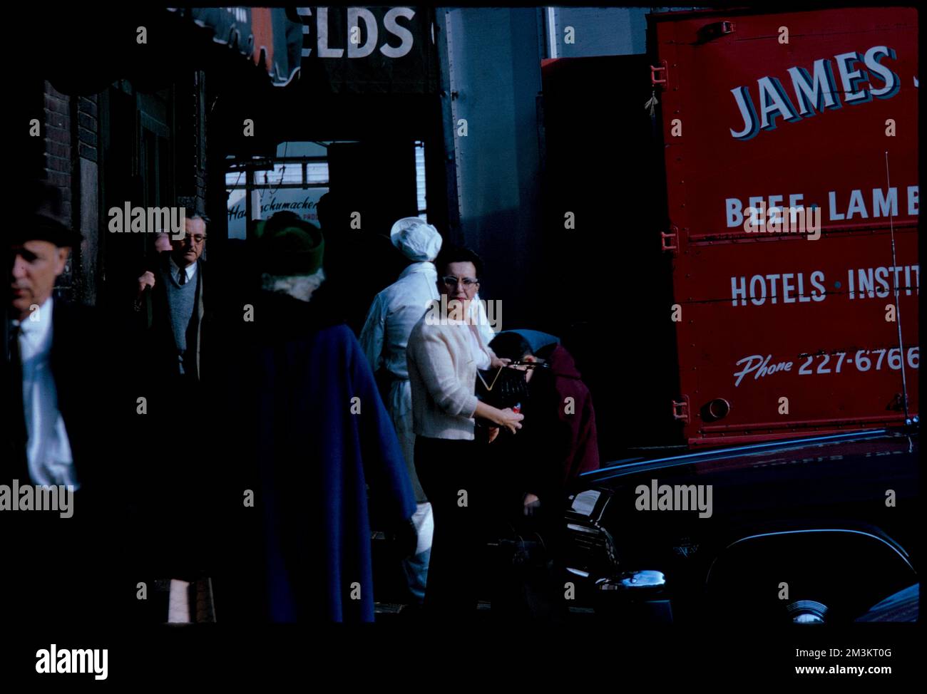 Leute, die durch überfüllte Bereiche laufen, Fußgänger. Edmund L. Mitchell Kollektion Stockfoto