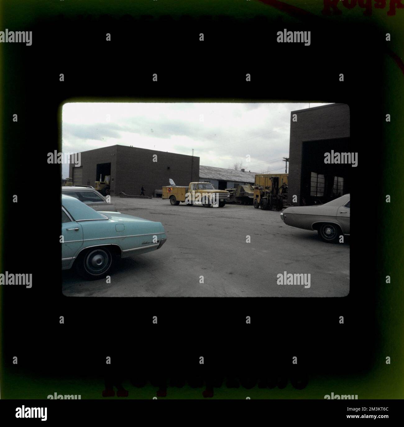 Permil Rd, Automobil-Tankstellen, Automobiles. Needham Building Kollektion Stockfoto