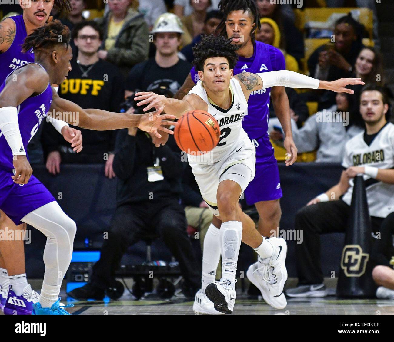 Boulder, CO, USA. 15.. Dezember 2022. Der Colorado Buffaloes Guard KJ Simpson (2) greift beim Männer-Basketballspiel zwischen Colorado und North Alabama in Boulder, CO, nach einem losen Ball. Derek Regensburger/CSM/Alamy Live News Stockfoto