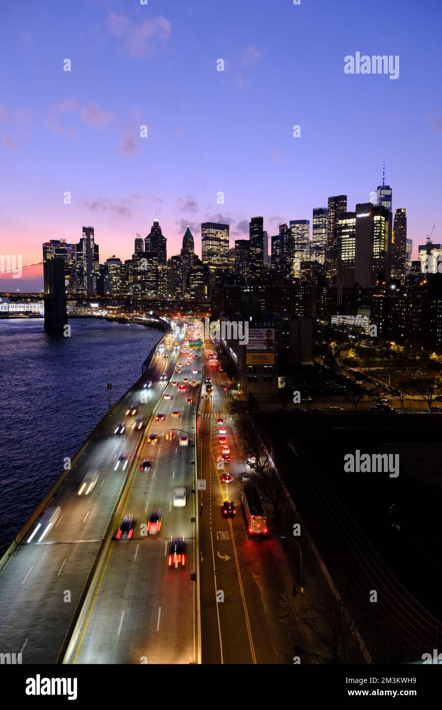 Blick auf die Brooklyn Bridge in der Dämmerung über den East River mit