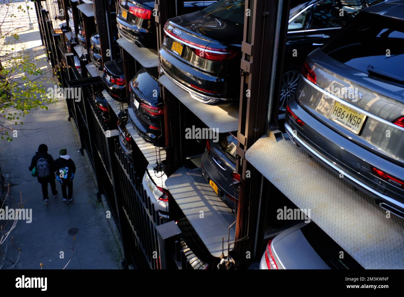 Erhöhter Parkplatz mit Autos in Chelsea Nachbarschaft.New York City.USA Stockfoto