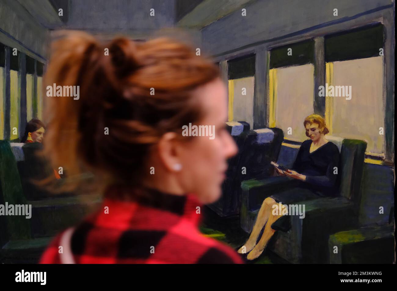 Ein Besucher bewundert Shair Car, 1956 von Edward Hopper in der Ausstellung Edward Hopper's New York in Whitney Museum of American Art. New York City, USA Stockfoto