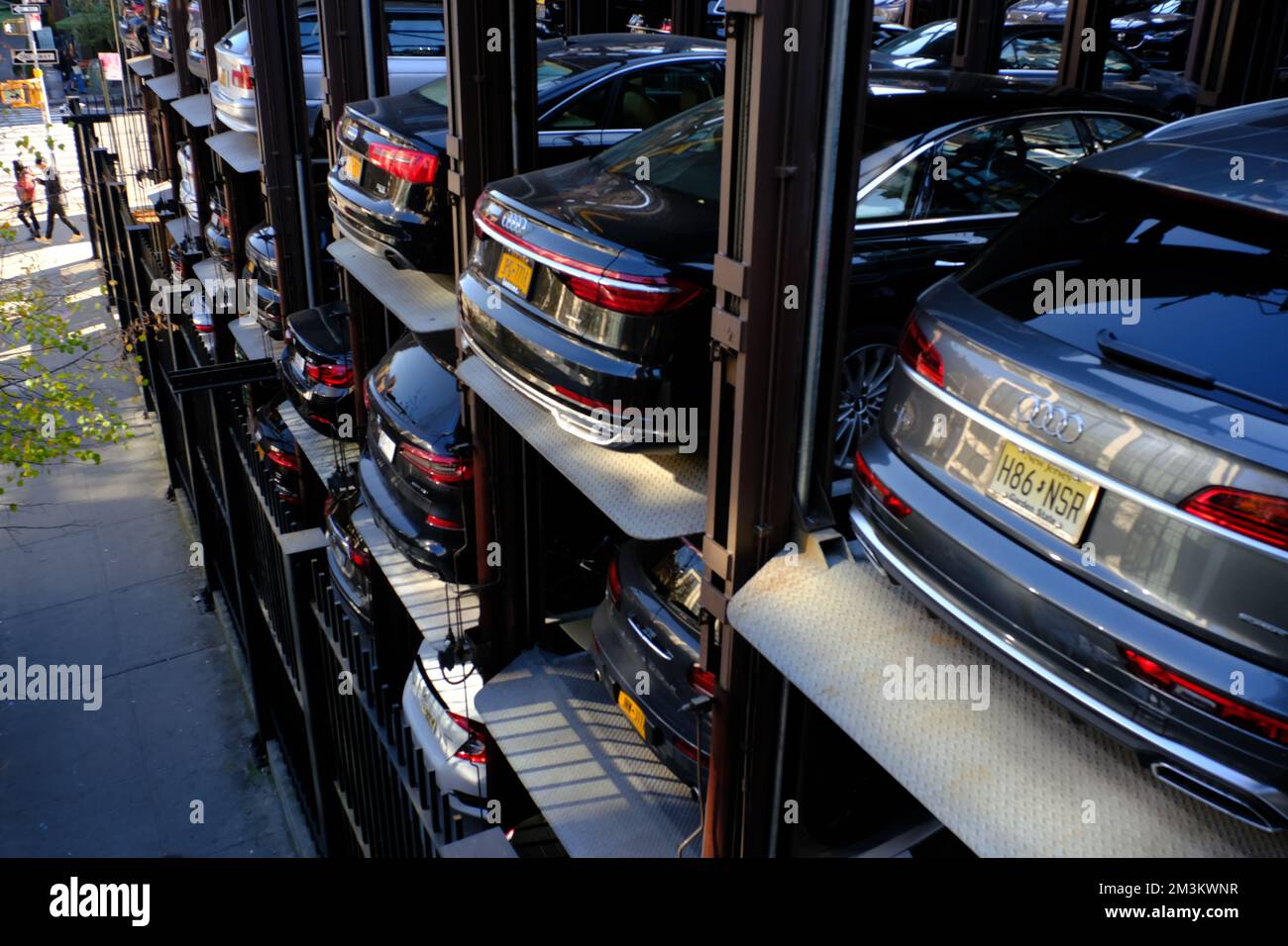 Erhöhter Parkplatz mit Autos in Chelsea Nachbarschaft.New York City.USA Stockfoto