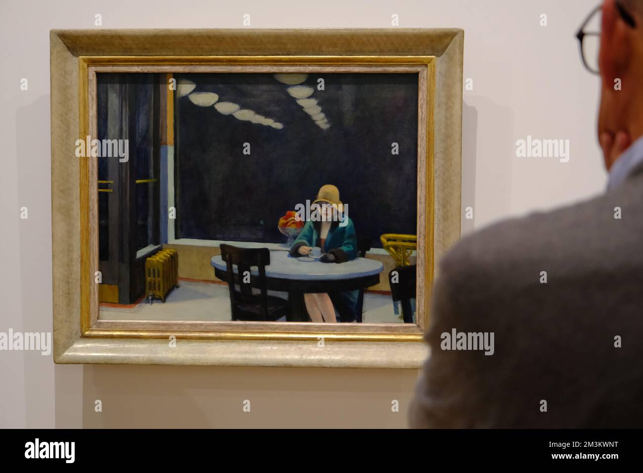 Ein Besucher bewundert Automat 1927 von Edward Hopper in der Ausstellung von Edward Hopper's New York in Whitney Museum of American Art.New York City.USA Stockfoto