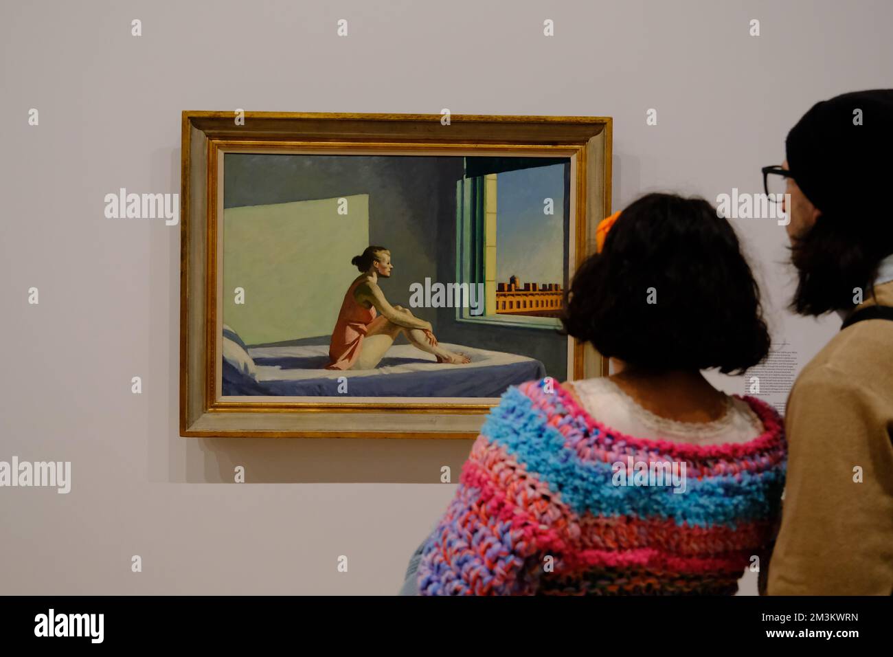 Besucher bewundern Morning Sun, 1952 von Edward Hopper in der Ausstellung von Edward Hopper's New York in Whitney Museum of American Art.Manhattan.New York City.USA Stockfoto
