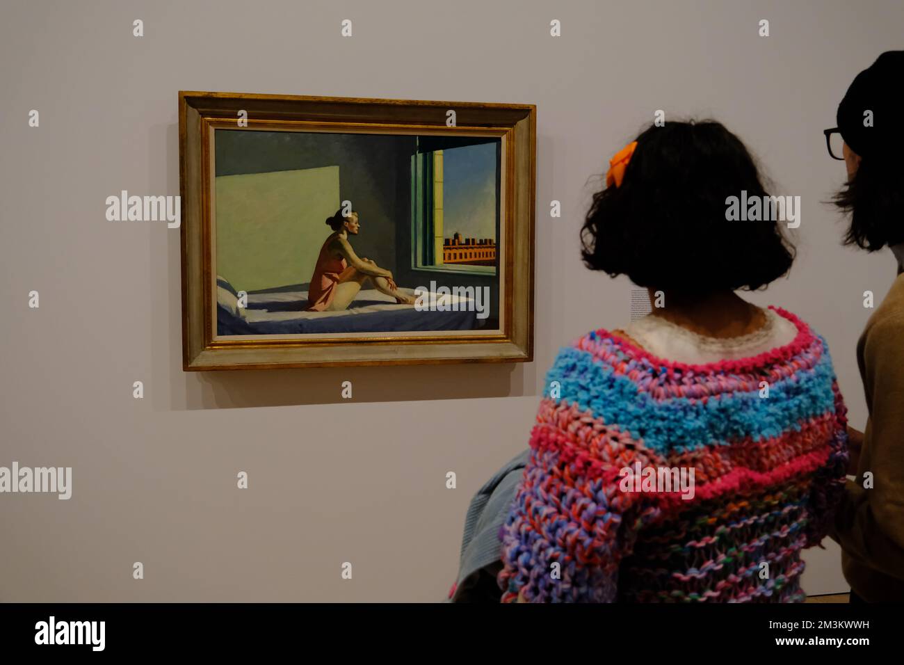 Besucher bewundern Morning Sun, 1952 von Edward Hopper in der Ausstellung von Edward Hopper's New York in Whitney Museum of American Art.Manhattan.New York City.USA Stockfoto