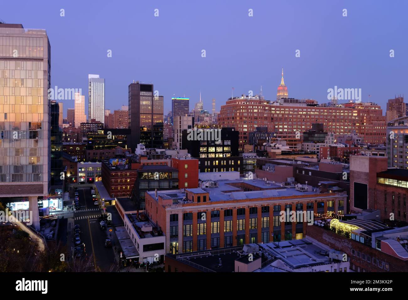 Blick auf Manhattan in der Dämmerung vom Meatpacking District in West Village mit Empire State Building im Hintergrund. New York City.New York.USA Stockfoto