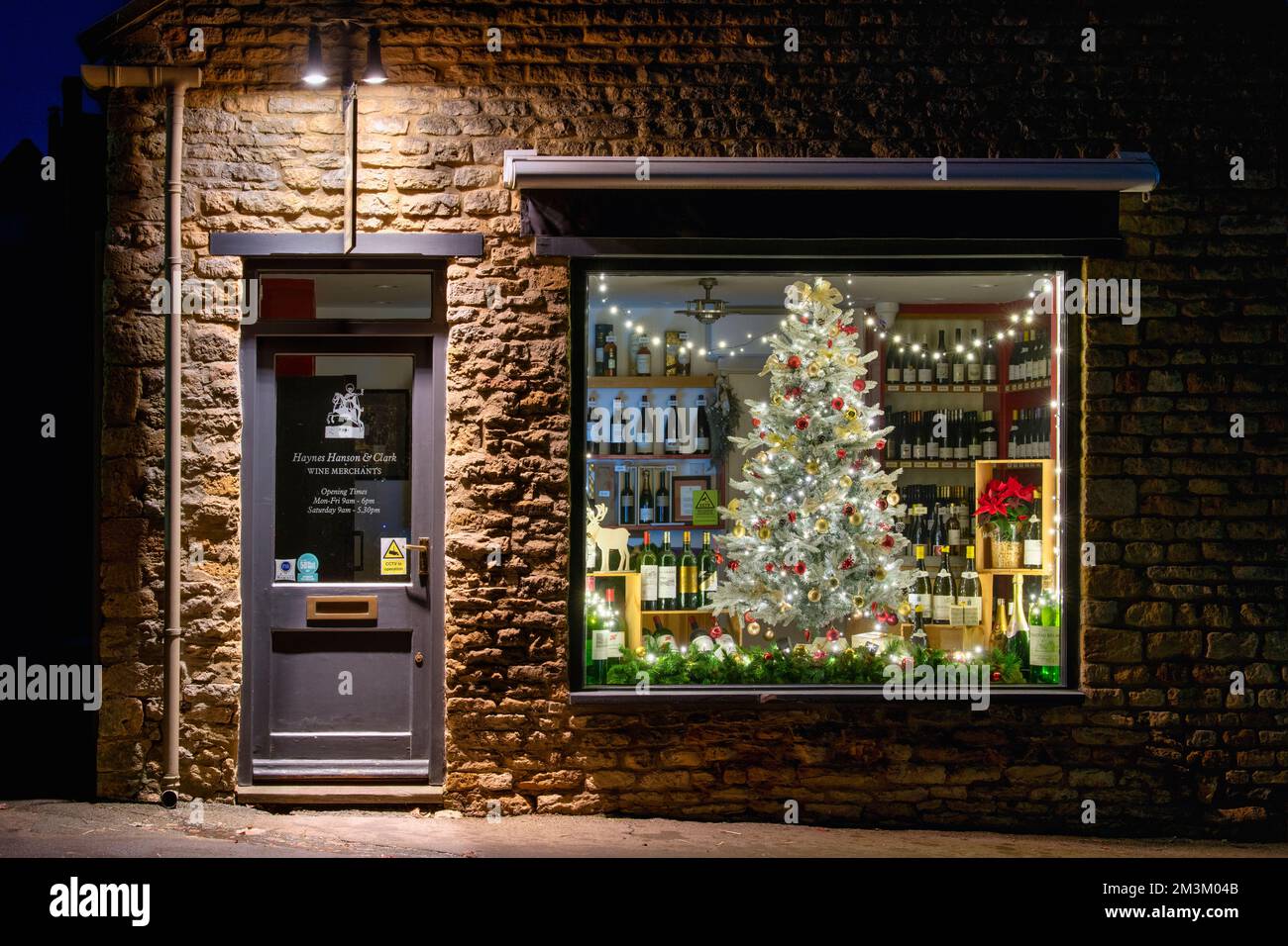 Weinladen weihnachtsdekorationen am Abend. Stow on the Wold, Cotswolds, Gloucestershire, England Stockfoto