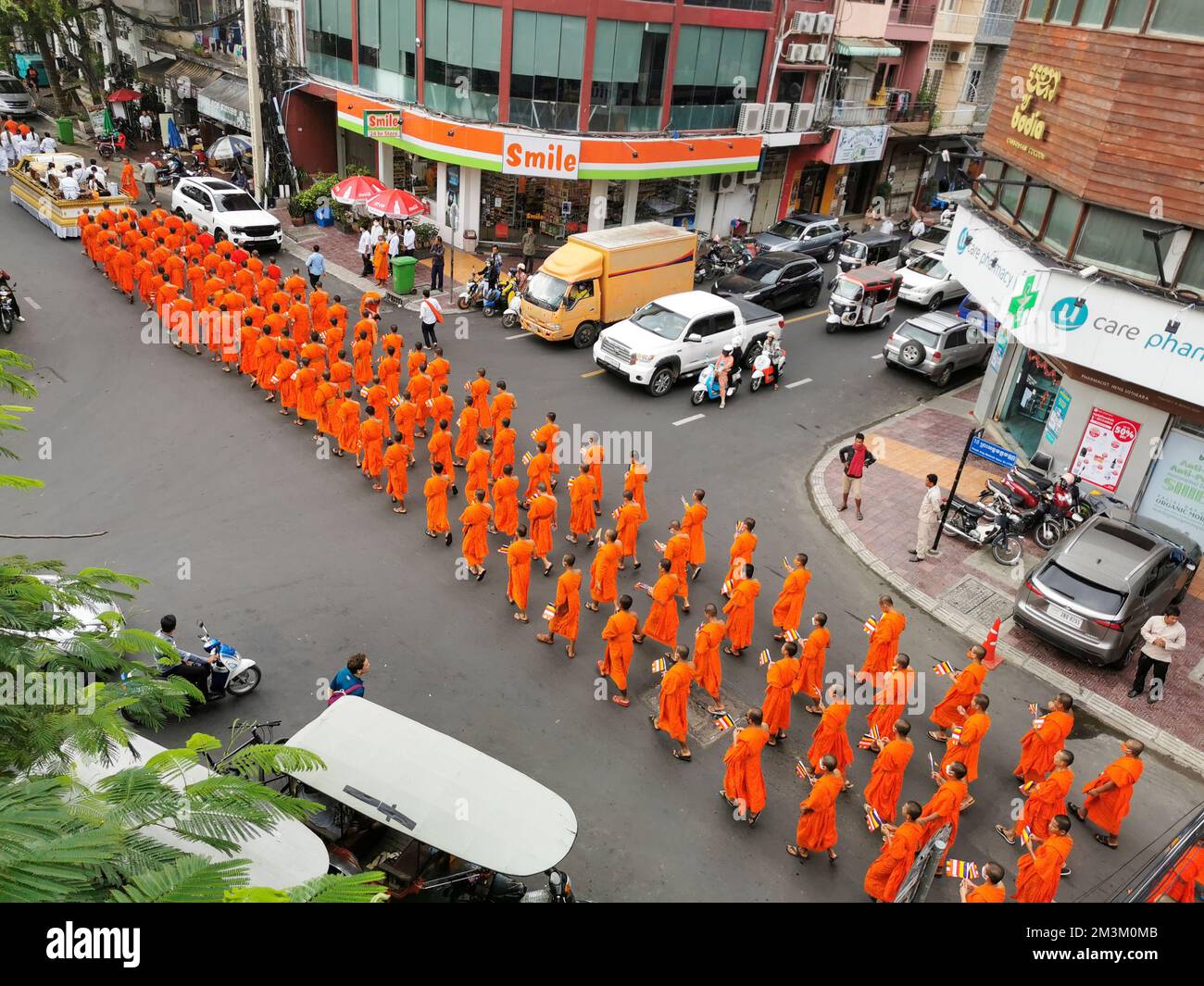 Phnom Penh, Kambodscha - 3. Dezember 2022: Beerdigung des buddhistischen Mönchs auf der Preah Ang Makhak Vann Straße, Phnom Penh, Kambodscha. Stockfoto