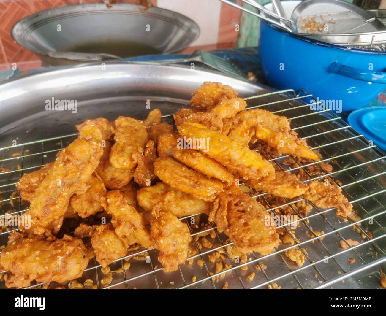 Kluay Tod oder frittierter Bananensnack im thailändischen Stil am Straßenmarkt in Bangkok, Thailand. Stockfoto