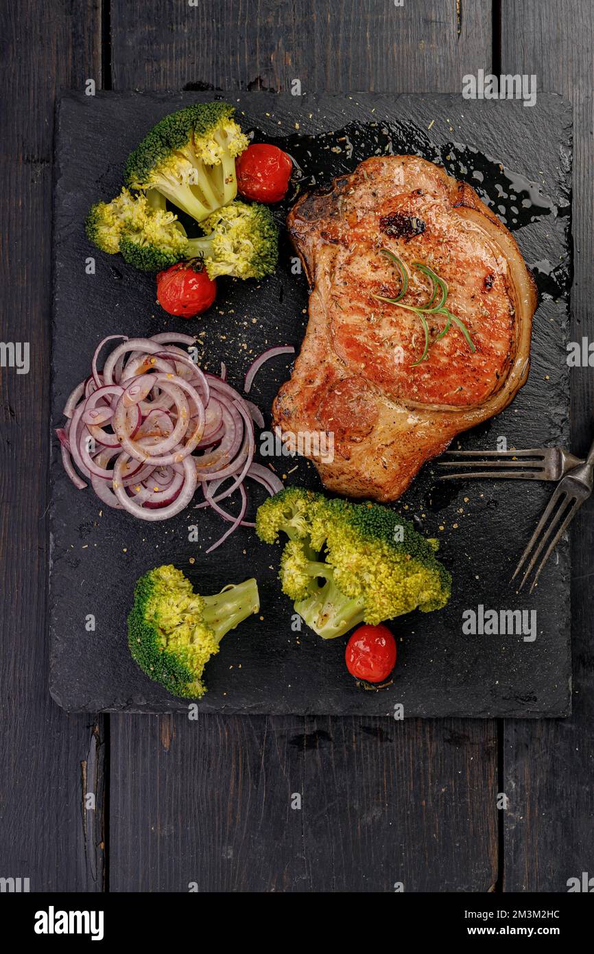 Gegrilltes Fleisch und Gemüse. Schmackhaftes Schweinelende und Brokkoli ...