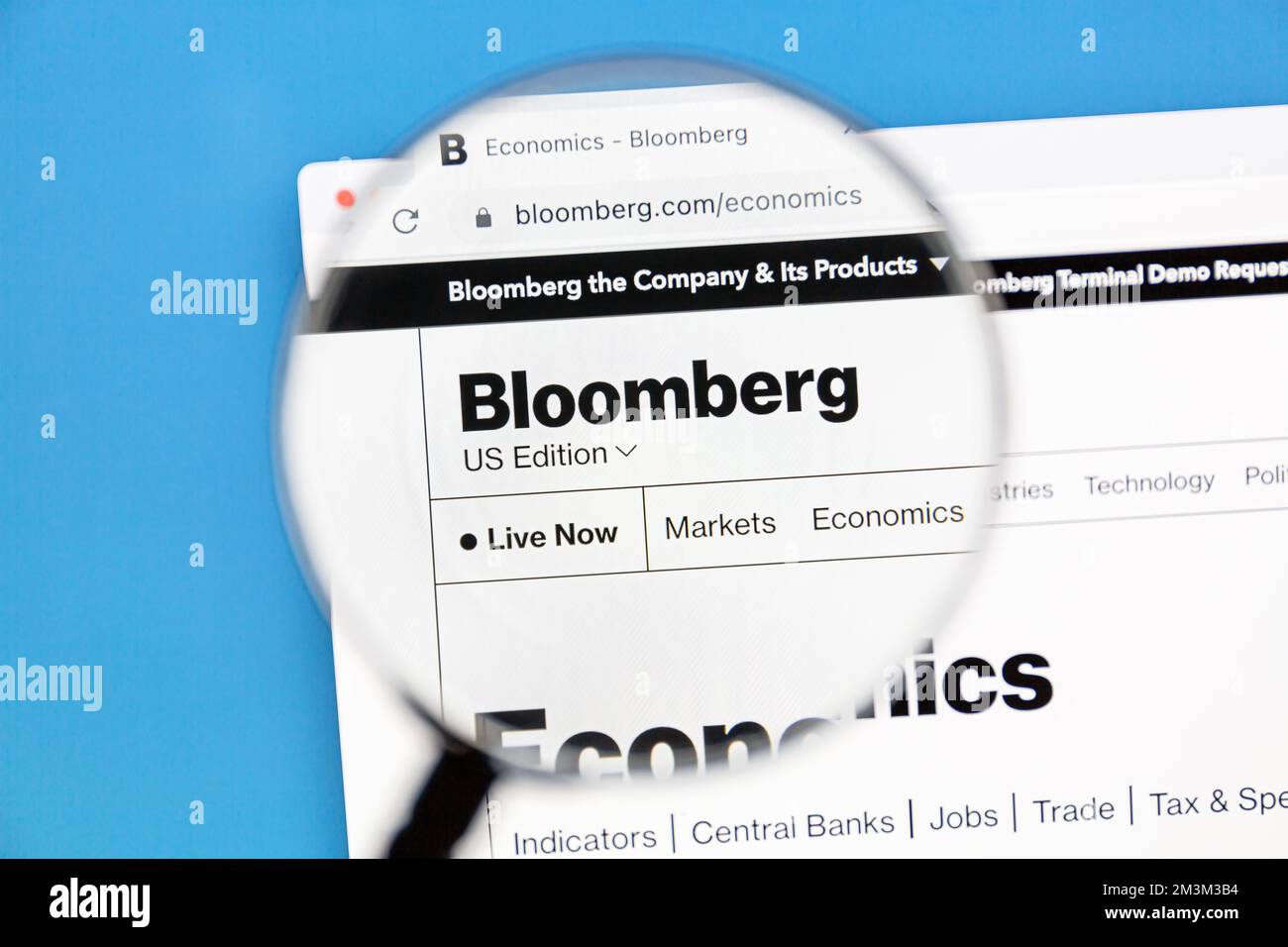 Ostersund, Schweden - 27. Okt. 2022 Nahaufnahme der Bloomberg News Economics Website. Bloomberg News ist eine internationale Nachrichtenagentur mit Sitz in New York Stockfoto