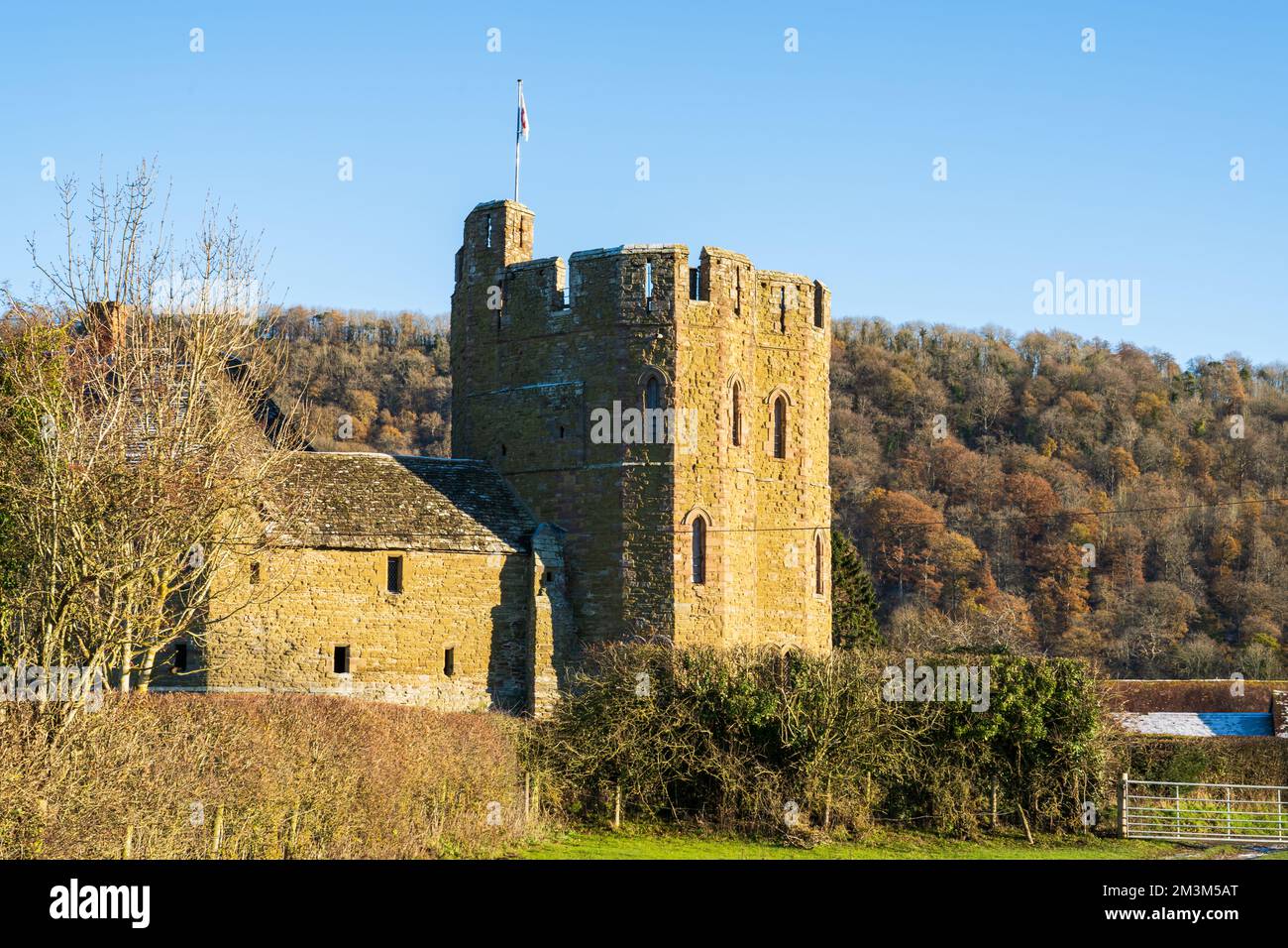 Stokesay Castle in der Nähe von Church Stretton in Shropshire, Großbritannien, an einem wunderschönen Wintertag mit blauem Himmel Stockfoto