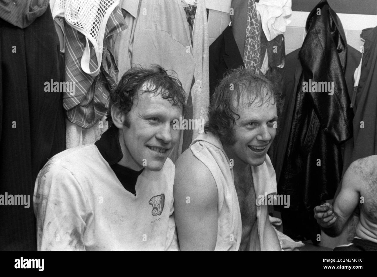 Ablage Foto vom 05-02-1972 von Hereford United's Ronnie Radford (l) und Ricky George (r) in der Garderobe. Radfords Langstrecken-Stunner, der eines der besten Tore der FA Cups erzielte, auf einem riesigen Spielfeld für Hereford gegen die beste Flugseite Newcastle, half dem nicht-Liga-Club 1972, einen riesigen Pokalschock zu erzielen. Es wurde sofort von den Bulls und Radford berühmt. Das Ziel wurde regelmäßig in den Jahren des Sicherstellens gezeigt, und der BBC-Kommentator John Motson gab später zu, dass es zu einer erfolgreichen Karriere beigetragen hat. Radford starb im November im Alter von 79 Jahren. Ausgabedatum: Freitag, 16. Dezember 2022. Stockfoto