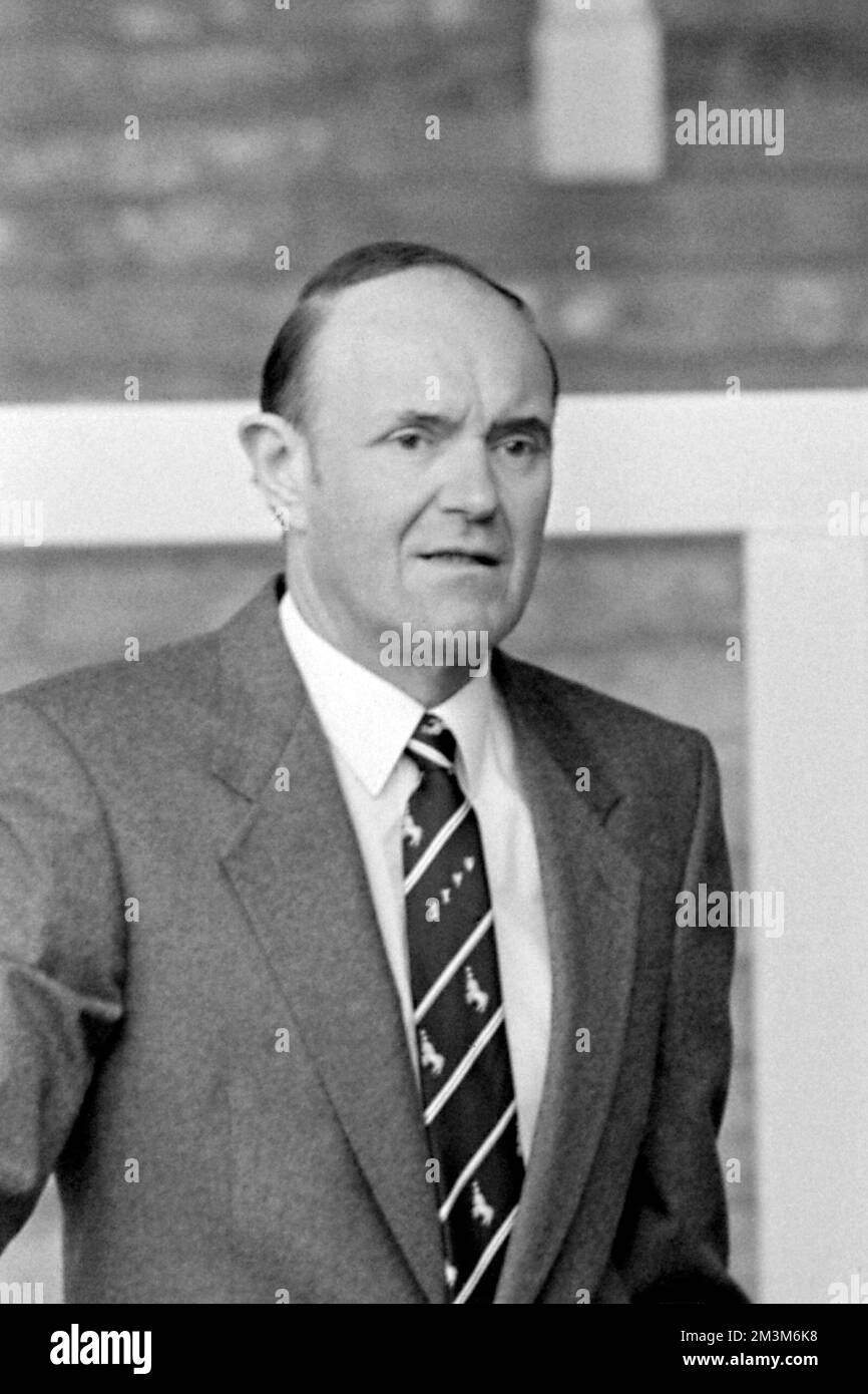 Aktenfoto vom 03-05-1989 von Peter Robinson, Chief Executive in Liverpool. Der Liverpool Stalwart arbeitete 35 Jahre im Merseyside Club, zunächst als Sekretär, bevor er Chief Executive wurde, mit 29 Trophäen, die während seiner Amtszeit gewonnen wurden. Ihm wurde die Modernisierung des Clubs und die Überwachung der Entwicklung von Anfield vor seinem Rücktritt im Jahr 2000 zugeschrieben. Er starb im Januar im Alter von 86 Jahren. Ausgabedatum: Freitag, 16. Dezember 2022. Stockfoto