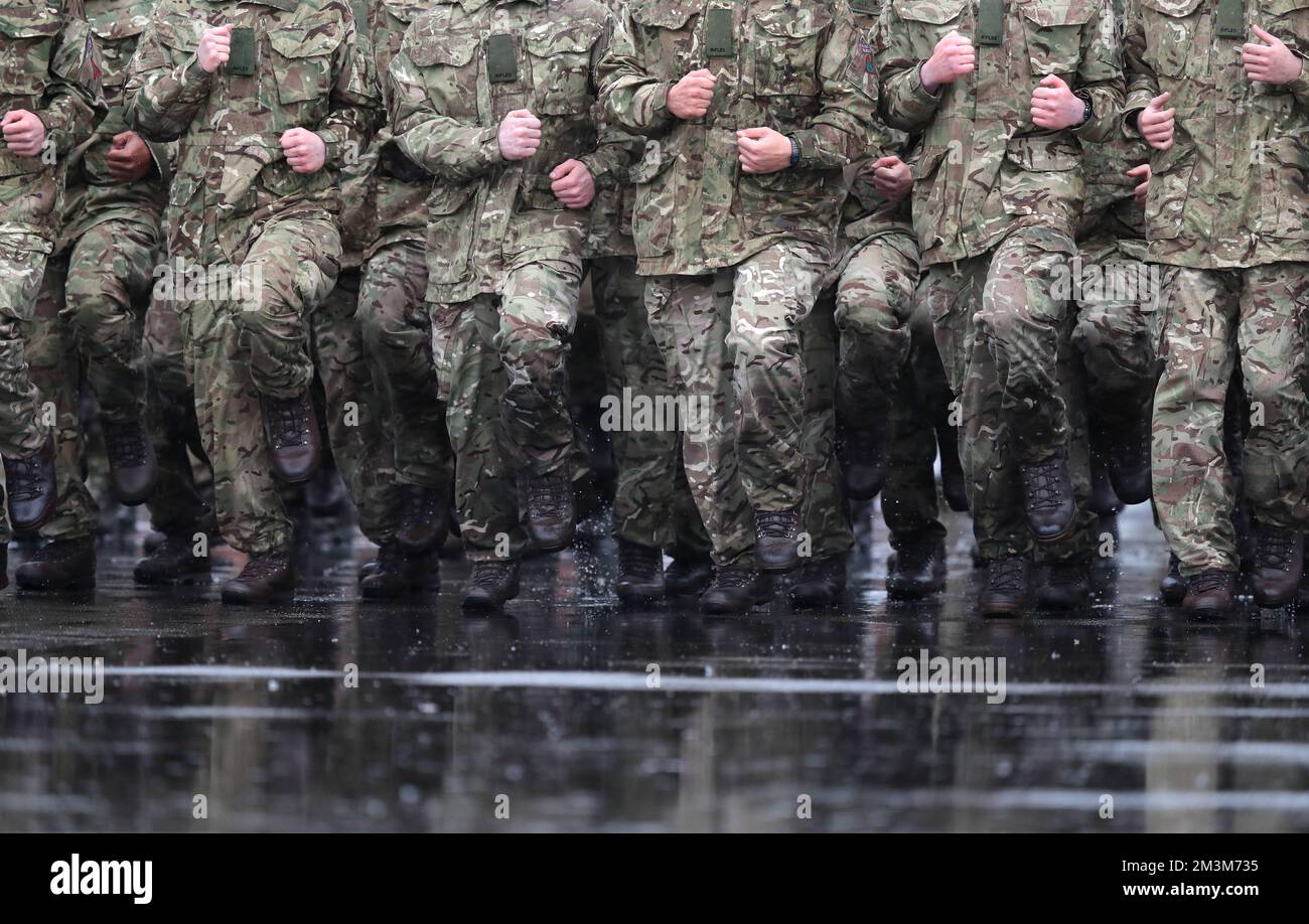 Das Aktenfoto vom 27. Mai 02/17 der Mitglieder des 4.. Bataillons, die im Regen marschierten Gewehre, da das Selbstmordrisiko für Veteranen der britischen Streitkräfte unter 25 Jahren bis zu viermal höher ist als für Zivilisten, legt eine große neue Studie nahe. Stockfoto