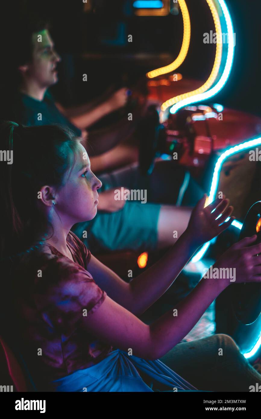 Spielen in einer Spielhalle Stockfoto