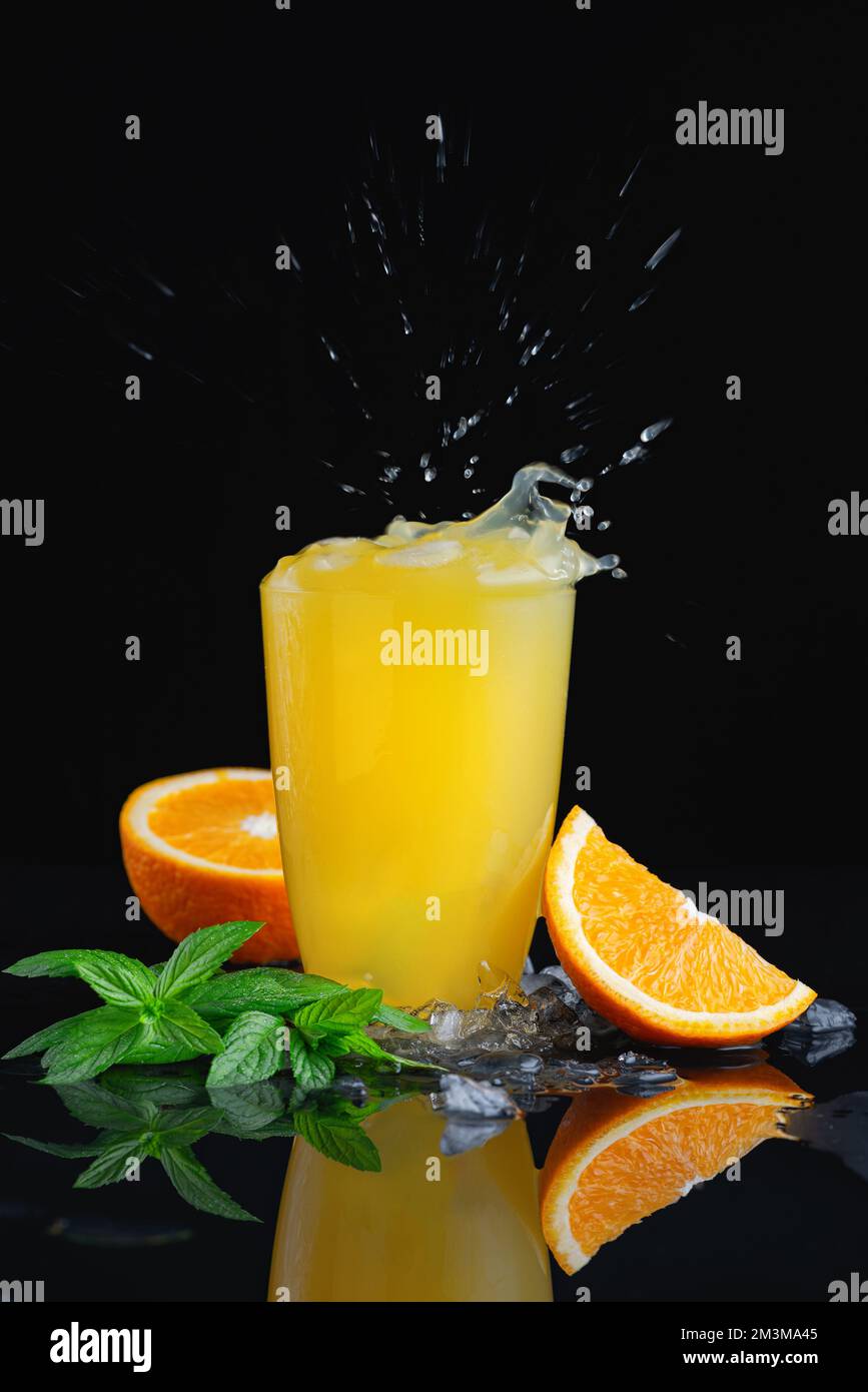 Orangeneisgetränk mit Spritzer Stockfoto