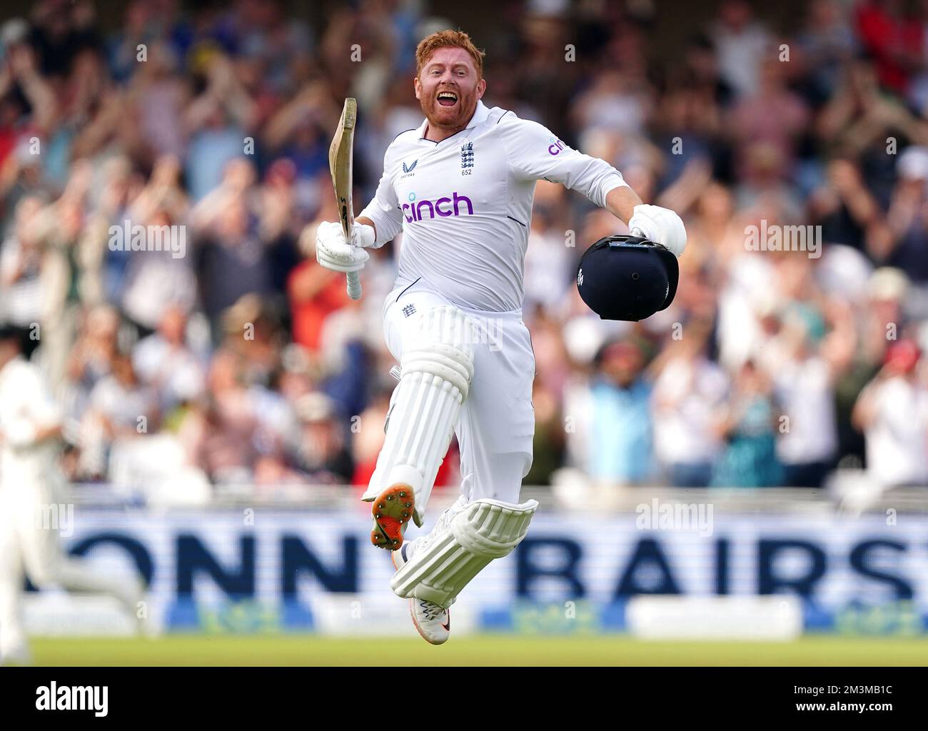 Aktenfoto vom 14.-06-2022 von Englands Jonny Bairstow feiert sein Jahrhundert nach der Registrierung von 102 Läufen von 77 Bällen am 5. Tag des zweiten Tests gegen Neuseeland an der Trent Bridge. Der Yorkshireman wurde später zum 2022 LV= Insurance Test Player of the Summer ernannt, nachdem er vier fabelhafte Hunderte erreicht und 681 Läufe mit durchschnittlich 75,6 km/h gesammelt hatte. Doch sein Jahr endete mit einer sauren Note, nachdem er die Weltmeisterschaft T20 verpasste, weil er bei einem Unfall auf einem Golfplatz ein gebrochenes Bein und einen ausgekuppelten Knöchel erlitt. Ausgabedatum: Freitag, 16. Dezember 2022. Stockfoto