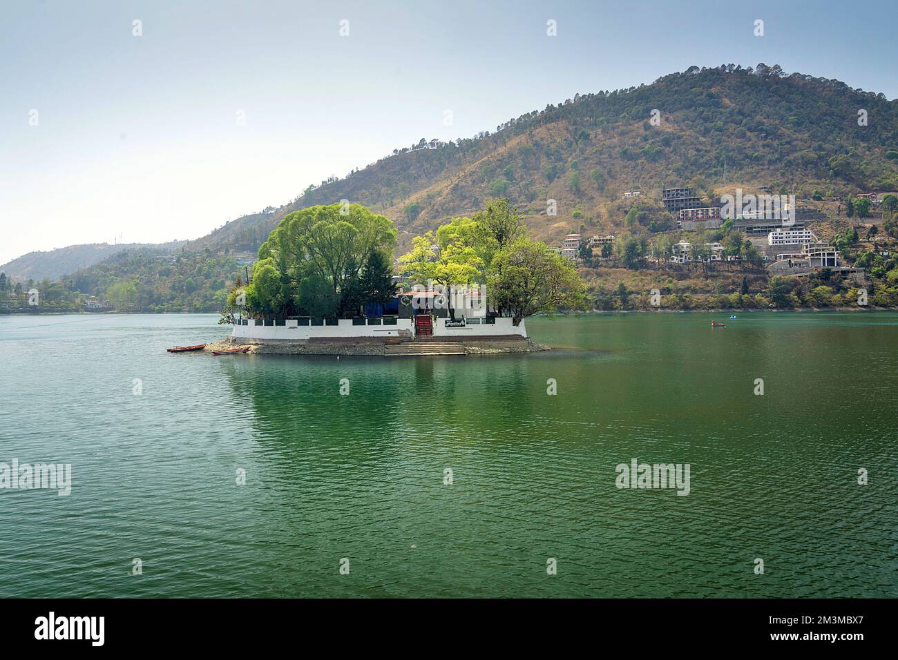 Bhimtal-See mit Mittelinsel, Bhimtal, Nainital, Kumaon, Uttarakhand, Indien Stockfoto