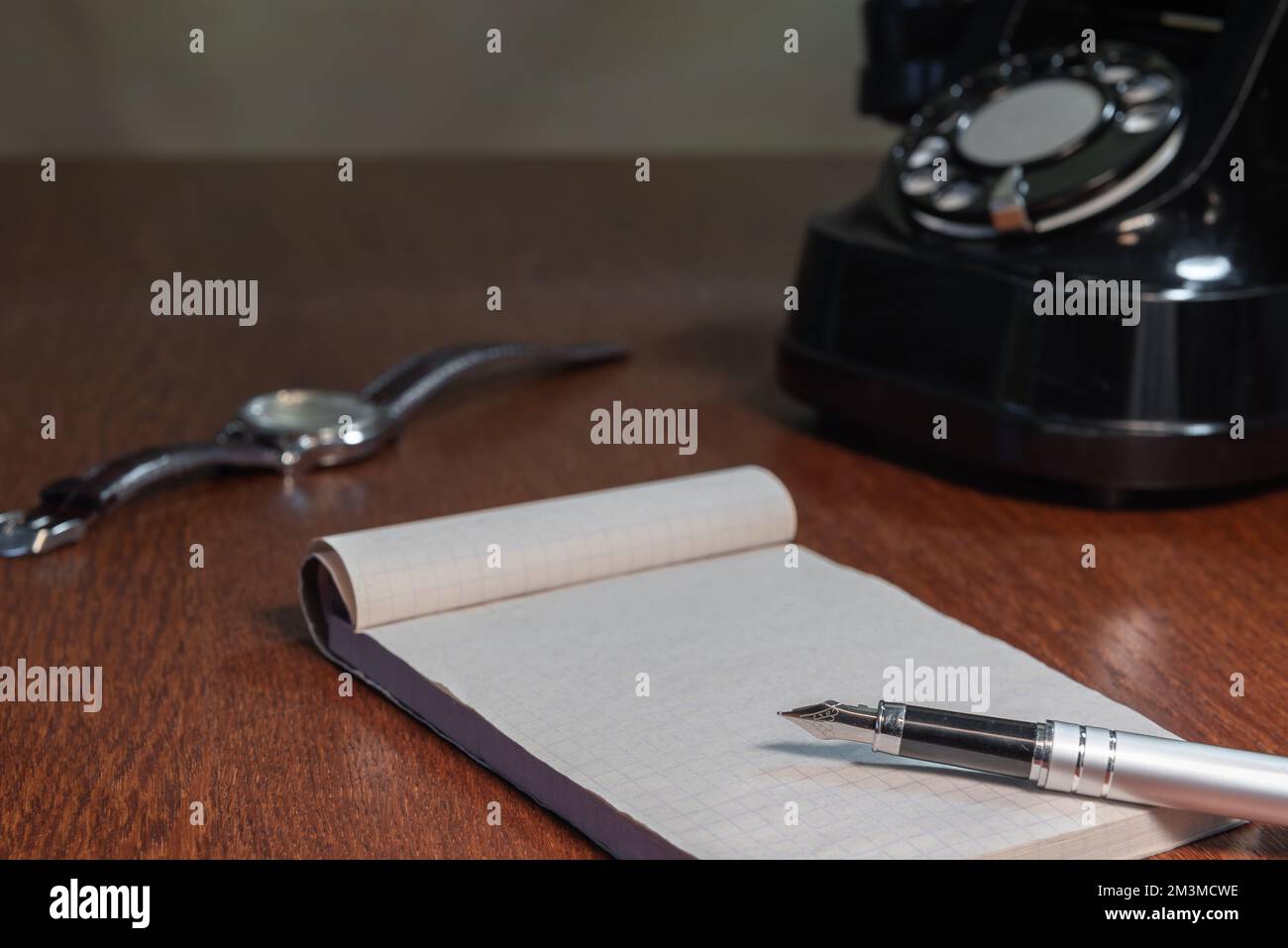 Stillleben - altes Telefon, Notebook, Tintenstift, Armbanduhr. Speicherplatz kopieren Stockfoto