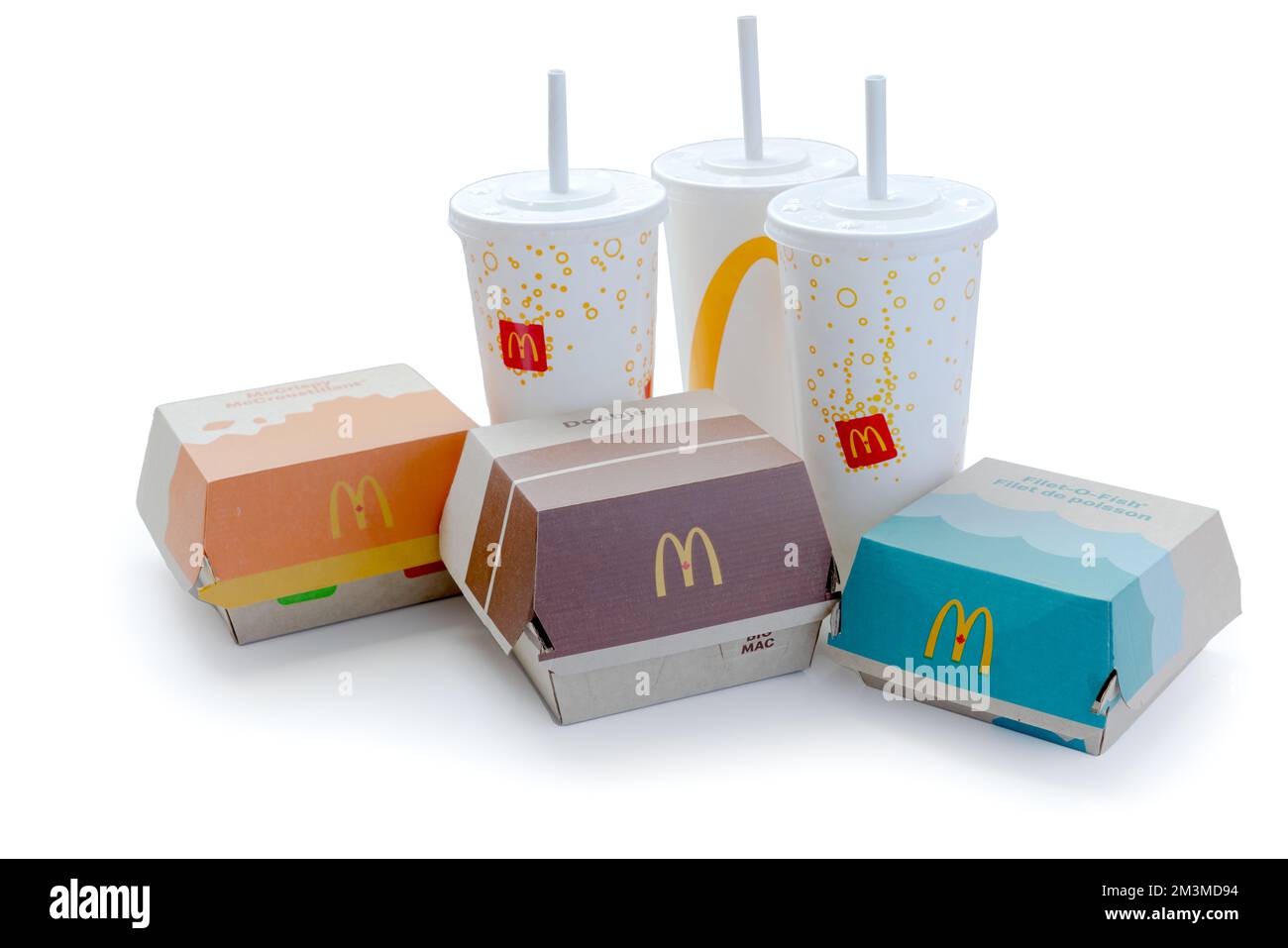 Calgary, Alberta, Kanada. 14. Dezember 2022. Mehrere McDonald's-Gerichte wie Ein McCrispy, Double Bigmac und Filet-O-Fish mit alkoholfreien Getränken. Stockfoto