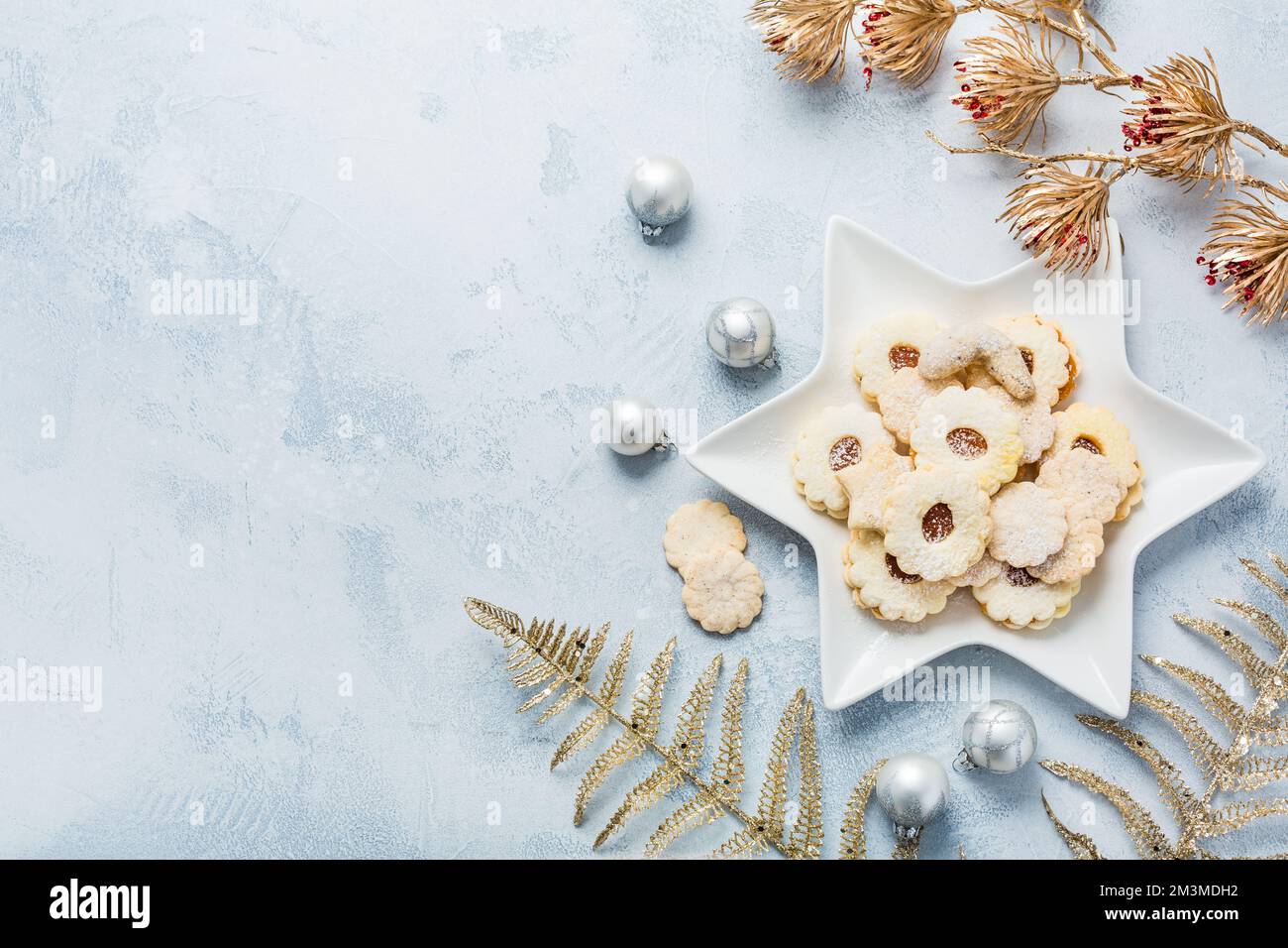Hausgemachte Weihnachtskekse und Ornamente auf dem Küchentisch mit Kopierbereich Stockfoto