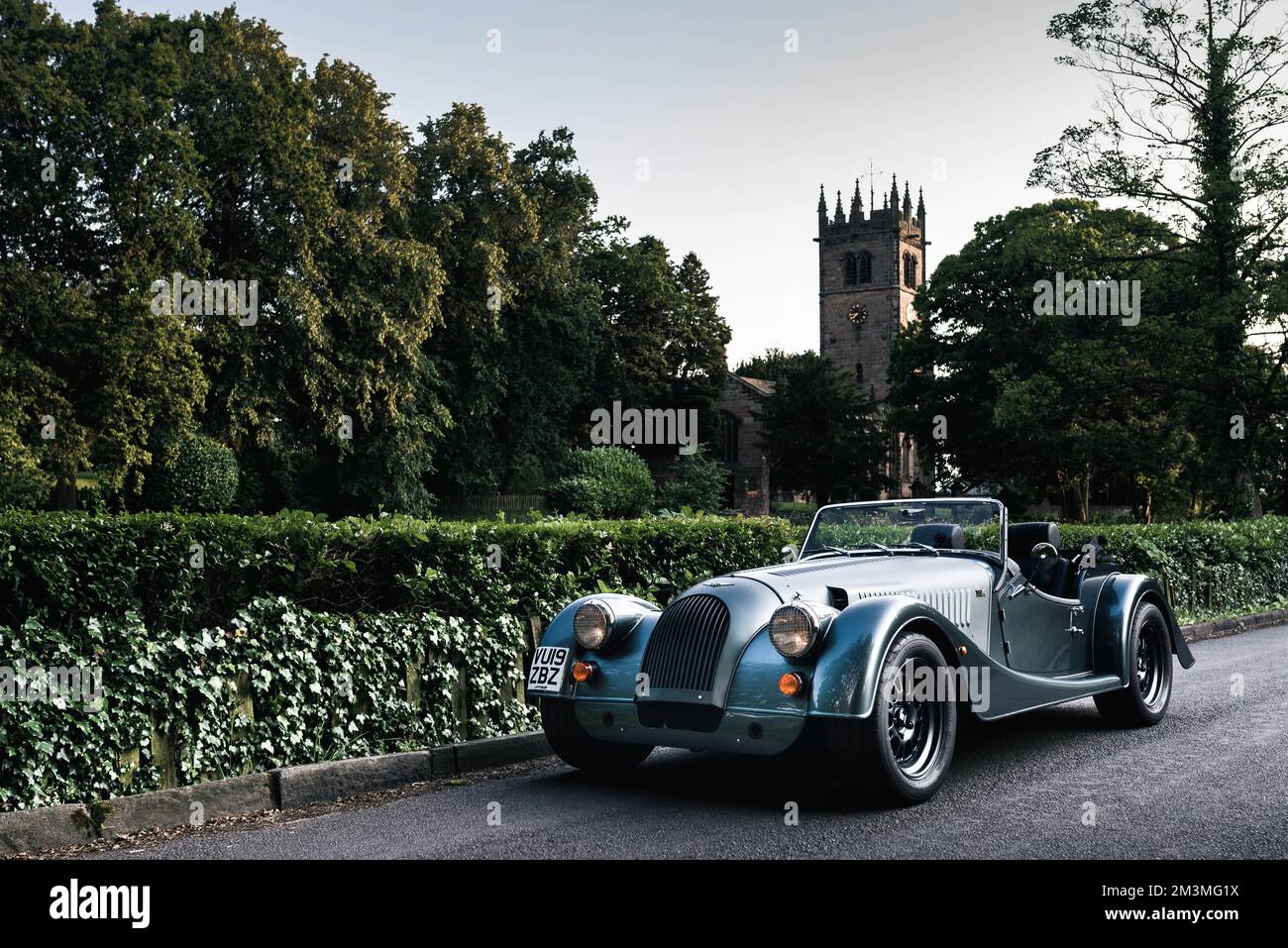 Morgan Plus 4 Works Edition – Vorderes 3-Viertel-Bild Stockfoto