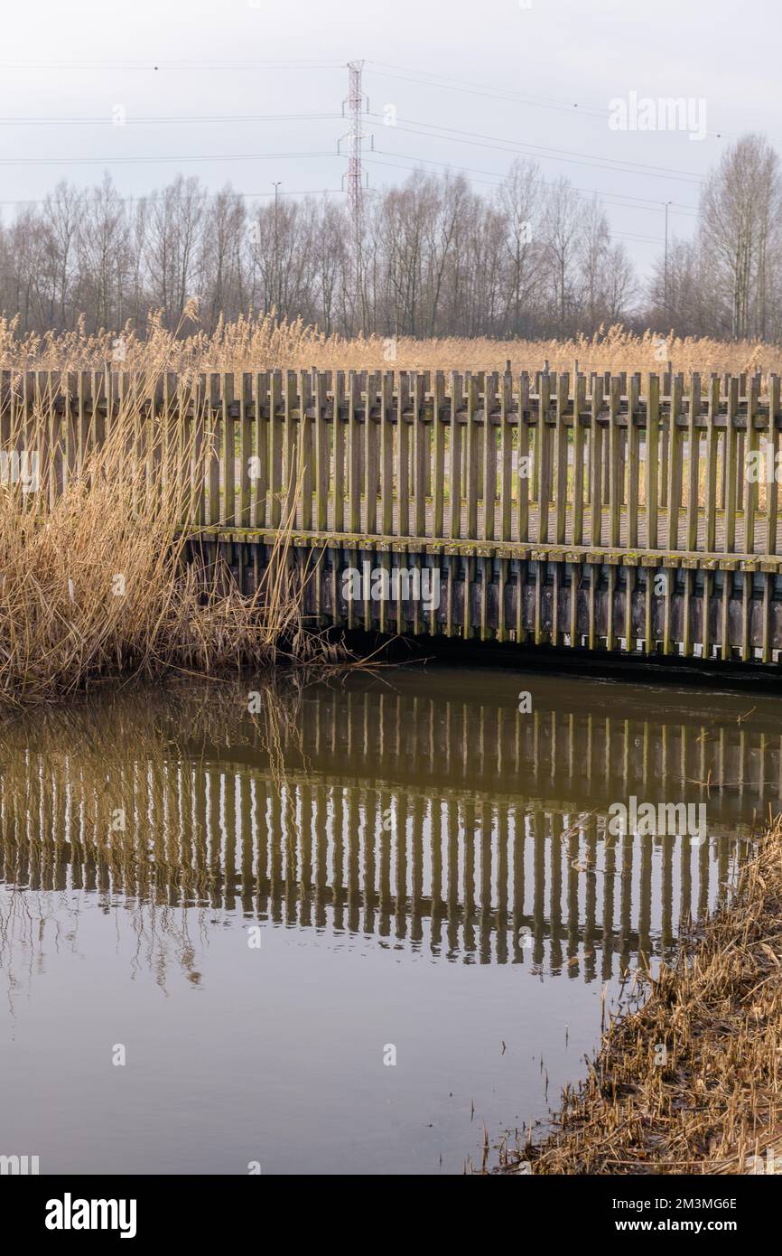 Die ursprüngliche Brücke für Fußgänger aus Holz im Herbstpark Stockfoto