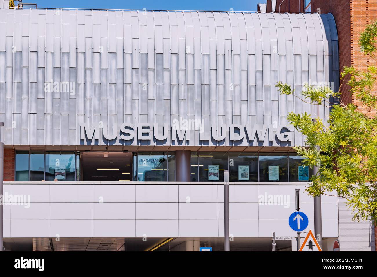30. Juli 2022, Köln, Deutschland: Eingang zum Ludwig-Museum und Kunstgalerie an der Kölner Stadtstraße Stockfoto